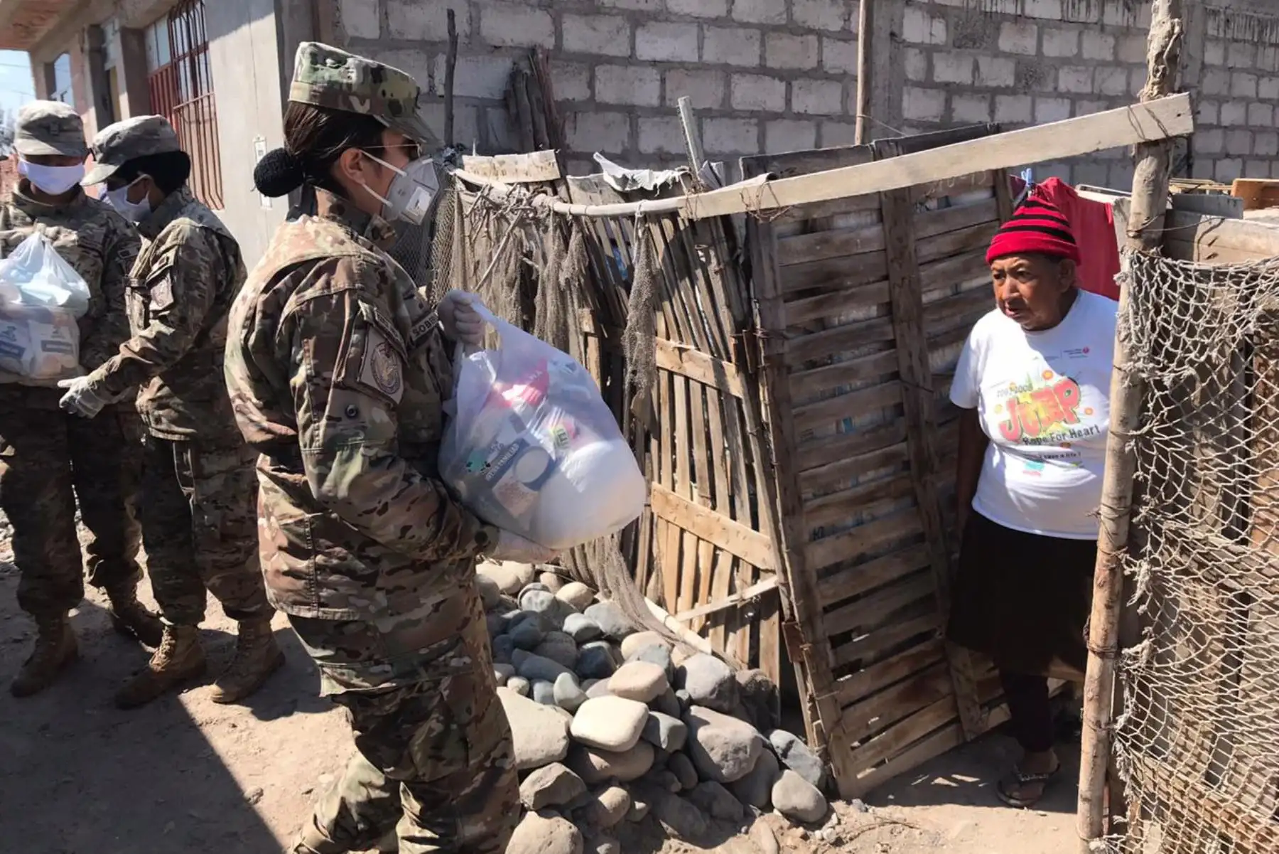 La Fuerza Aérea del Perú, quienes con sus propios recursos elaboraron y repartieron bolsas con víveres de primera necesidad para las familias más necesitadas en la ciudad de Tacna. Foto: ANDINA/FAP
