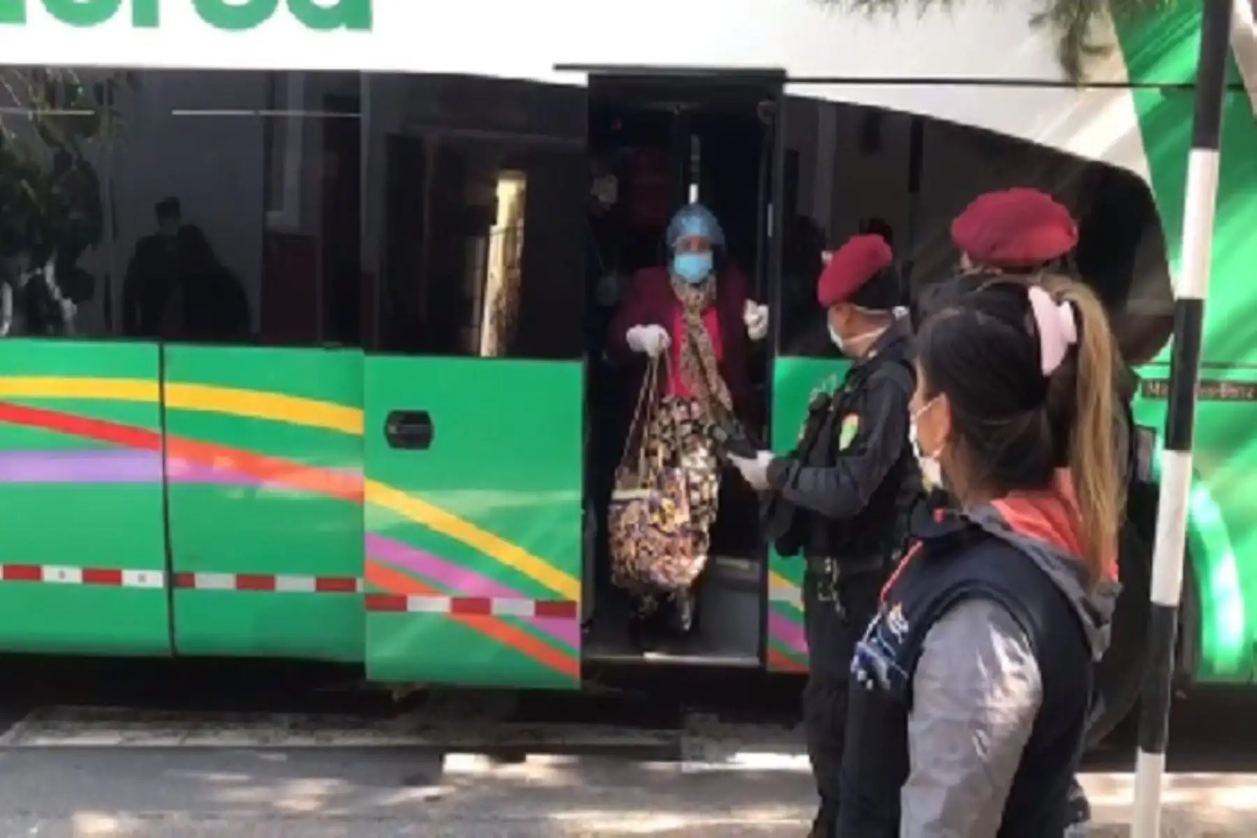 El primer grupo de arequipeños que arribó a la ciudad estuvo conformado por 163 personas, quienes llegaron vía aérea en horas de la tarde de ayer al aeropuerto Alfredo Rodríguez Balló
