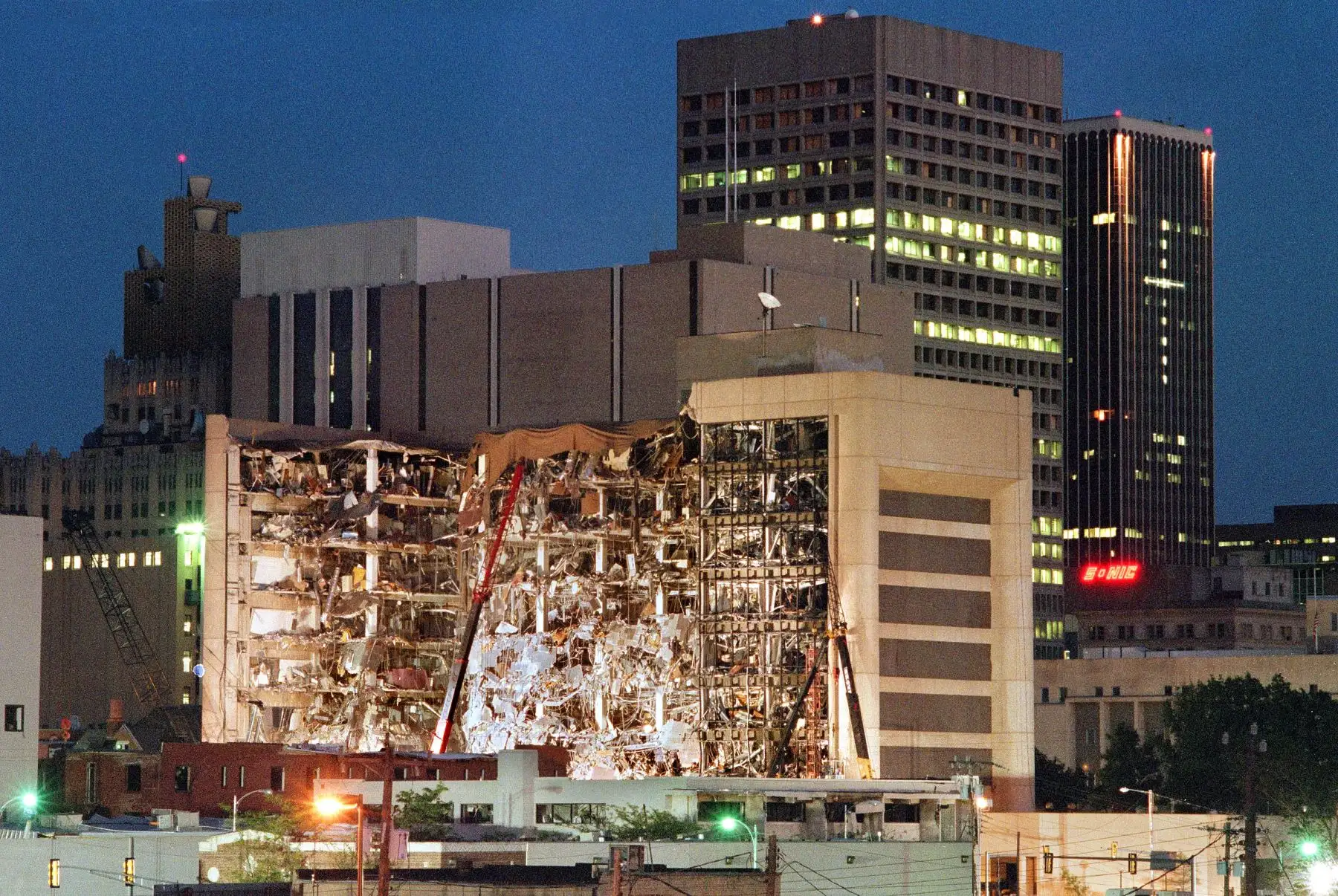 Se cumplen 25 años del segundo mayor ataque terrorista en Estados Unidos después del atentado del 11 de septiembre. En 1995 un camión con más de 2000 kilos de explosivos fue detonado frente al Edificio Federal Alfred Murrah en Oklahoma City, matando a 168 personas (entre ellos 19 niños menores de 6 años) y causando más 680 heridos.  Foto: AFP