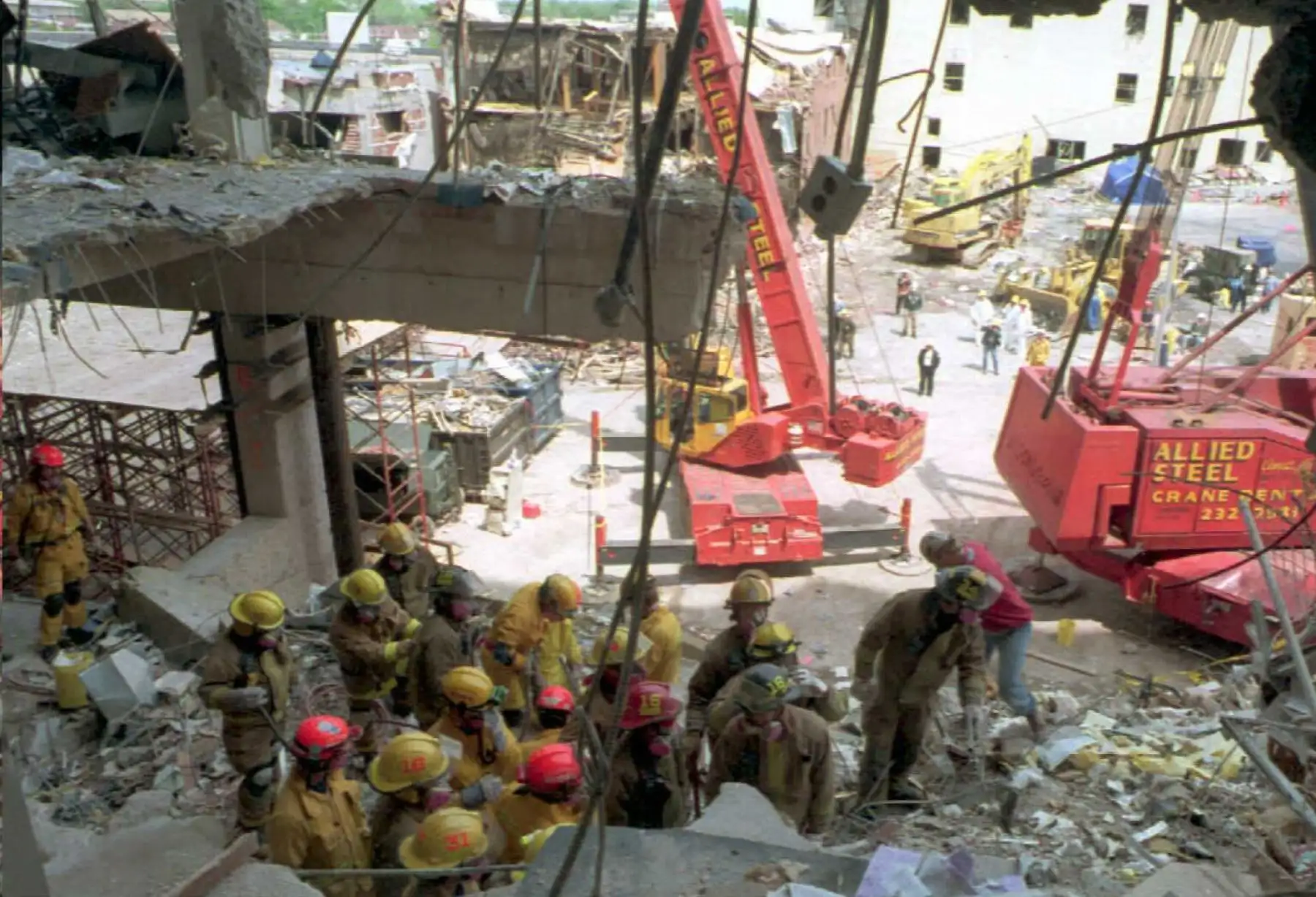 Se cumplen 25 años del segundo mayor ataque terrorista en Estados Unidos después del atentado del 11 de septiembre. En 1995 un camión con más de 2000 kilos de explosivos fue detonado frente al Edificio Federal Alfred Murrah en Oklahoma City, matando a 168 personas (entre ellos 19 niños menores de 6 años) y causando más 680 heridos.  Foto: AFP