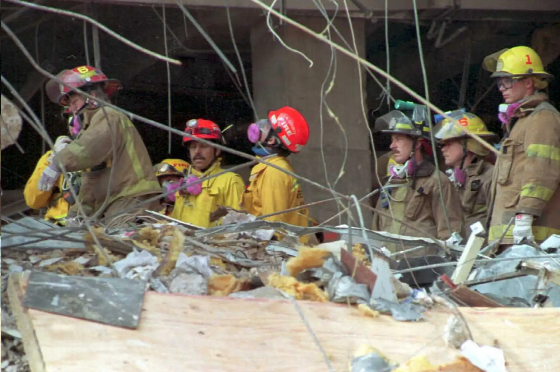 Se cumplen 25 años del segundo mayor ataque terrorista en Estados Unidos después del atentado del 11 de septiembre. En 1995 un camión con más de 2000 kilos de explosivos fue detonado frente al Edificio Federal Alfred Murrah en Oklahoma City, matando a 168 personas (entre ellos 19 niños menores de 6 años) y causando más 680 heridos.  Foto: AFP