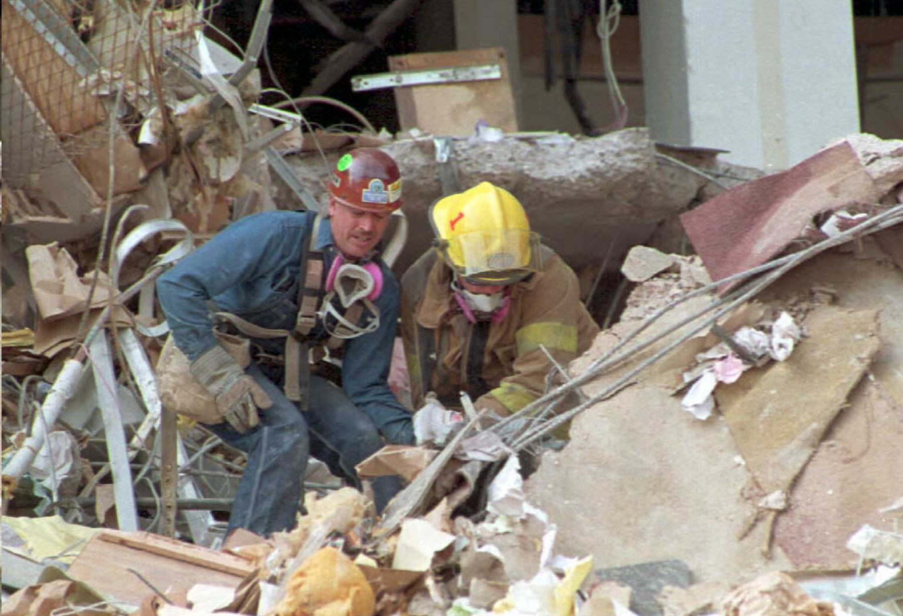 Se cumplen 25 años del segundo mayor ataque terrorista en Estados Unidos después del atentado del 11 de septiembre. En 1995 un camión con más de 2000 kilos de explosivos fue detonado frente al Edificio Federal Alfred Murrah en Oklahoma City, matando a 168 personas (entre ellos 19 niños menores de 6 años) y causando más 680 heridos.  Foto: AFP