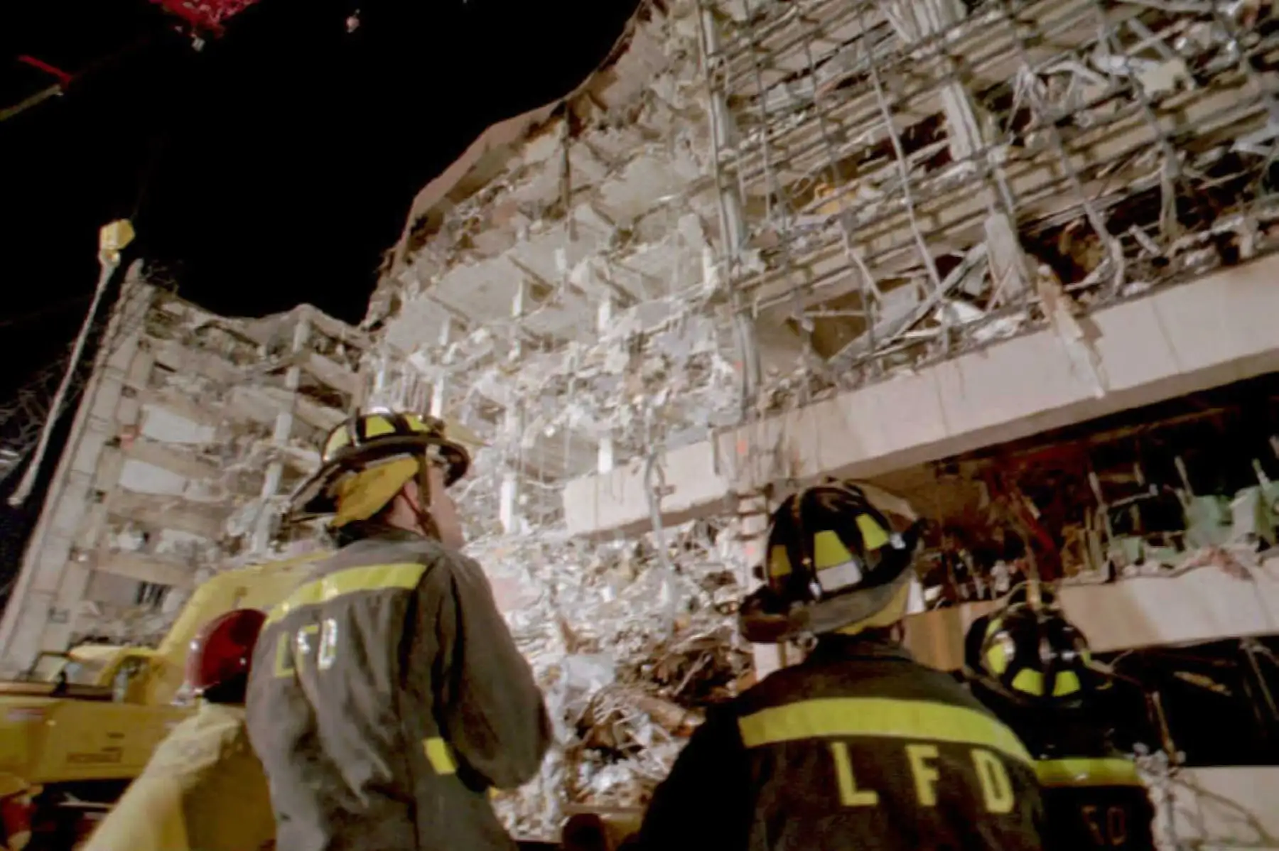 Se cumplen 25 años del segundo mayor ataque terrorista en Estados Unidos después del atentado del 11 de septiembre. En 1995 un camión con más de 2000 kilos de explosivos fue detonado frente al Edificio Federal Alfred Murrah en Oklahoma City, matando a 168 personas (entre ellos 19 niños menores de 6 años) y causando más 680 heridos.  Foto: AFP