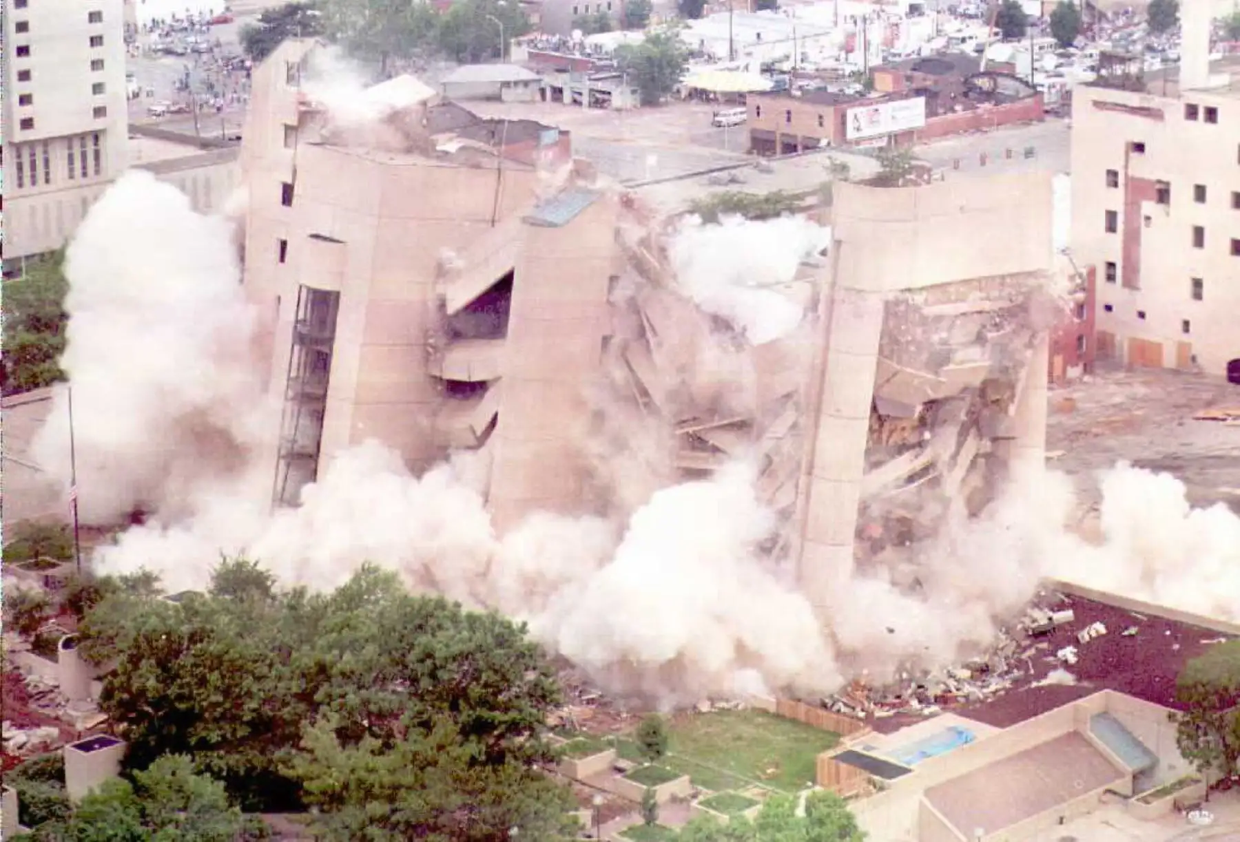 Se cumplen 25 años del segundo mayor ataque terrorista en Estados Unidos después del atentado del 11 de septiembre. En 1995 un camión con más de 2000 kilos de explosivos fue detonado frente al Edificio Federal Alfred Murrah en Oklahoma City, matando a 168 personas (entre ellos 19 niños menores de 6 años) y causando más 680 heridos.  Foto: AFP