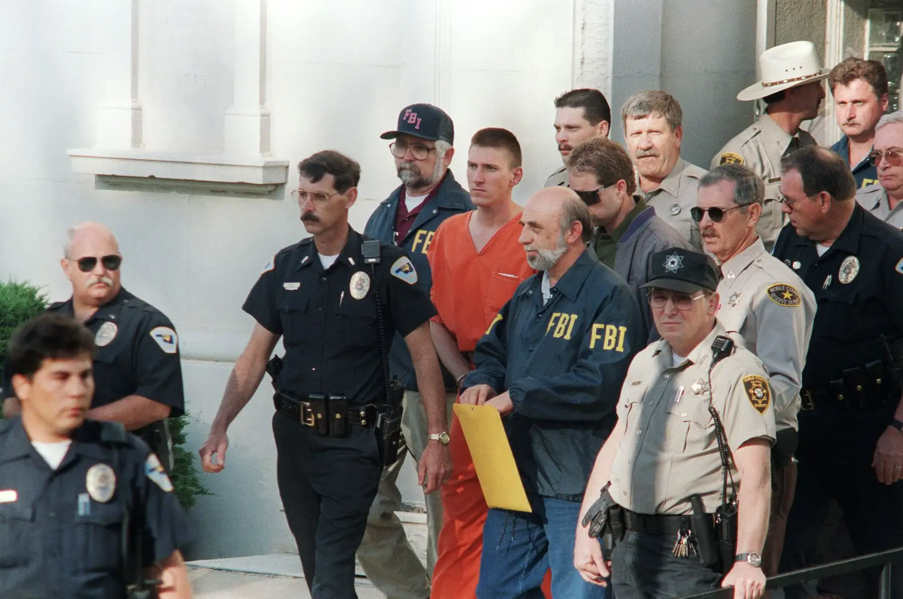 Timothy McVeigh y Terry Nichols fueron los autores del atentado y fueron condenados a pena de muerte y cadena perpetua, respectivamente. En 1995 un camión con más de 2000 kilos de explosivos fue detonado frente al Edificio Federal Alfred Murrah en Oklahoma City, matando a 168 personas (entre ellos 19 niños menores de 6 años) y causando más 680 heridos.  Foto: AFP