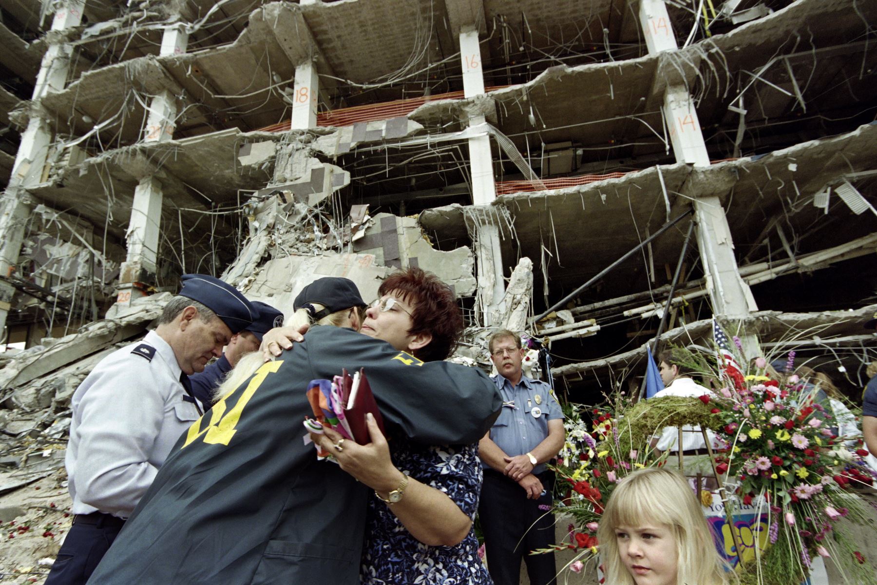 Se cumplen 25 años del segundo mayor ataque terrorista en Estados Unidos después del atentado del 11 de septiembre. En 1995 un camión con más de 2000 kilos de explosivos fue detonado frente al Edificio Federal Alfred Murrah en Oklahoma City, matando a 168 personas (entre ellos 19 niños menores de 6 años) y causando más 680 heridos.  Foto: AFP