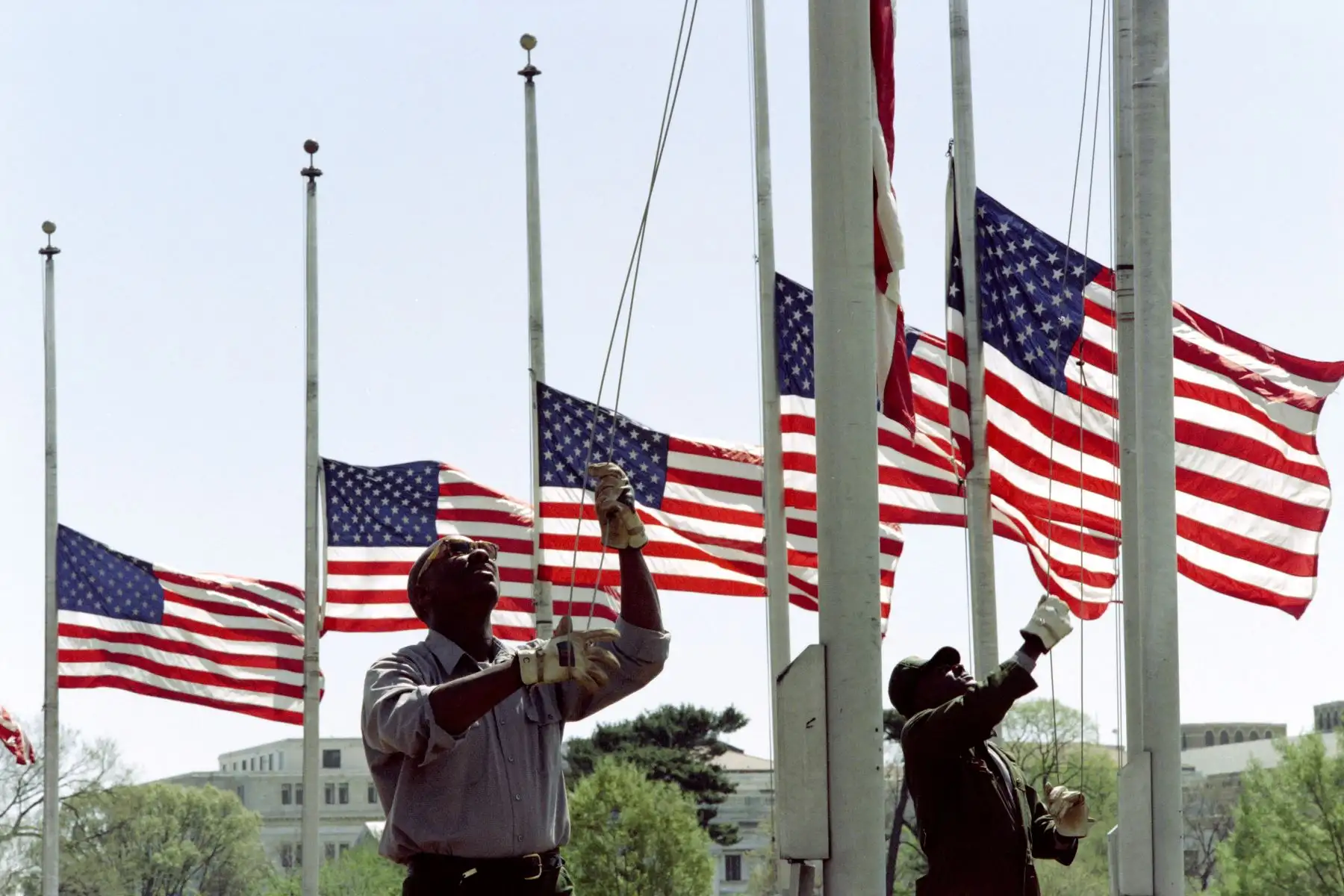 Se cumplen 25 años del segundo mayor ataque terrorista en Estados Unidos después del atentado del 11 de septiembre. En 1995 un camión con más de 2000 kilos de explosivos fue detonado frente al Edificio Federal Alfred Murrah en Oklahoma City, matando a 168 personas (entre ellos 19 niños menores de 6 años) y causando más 680 heridos.  Foto: AFP