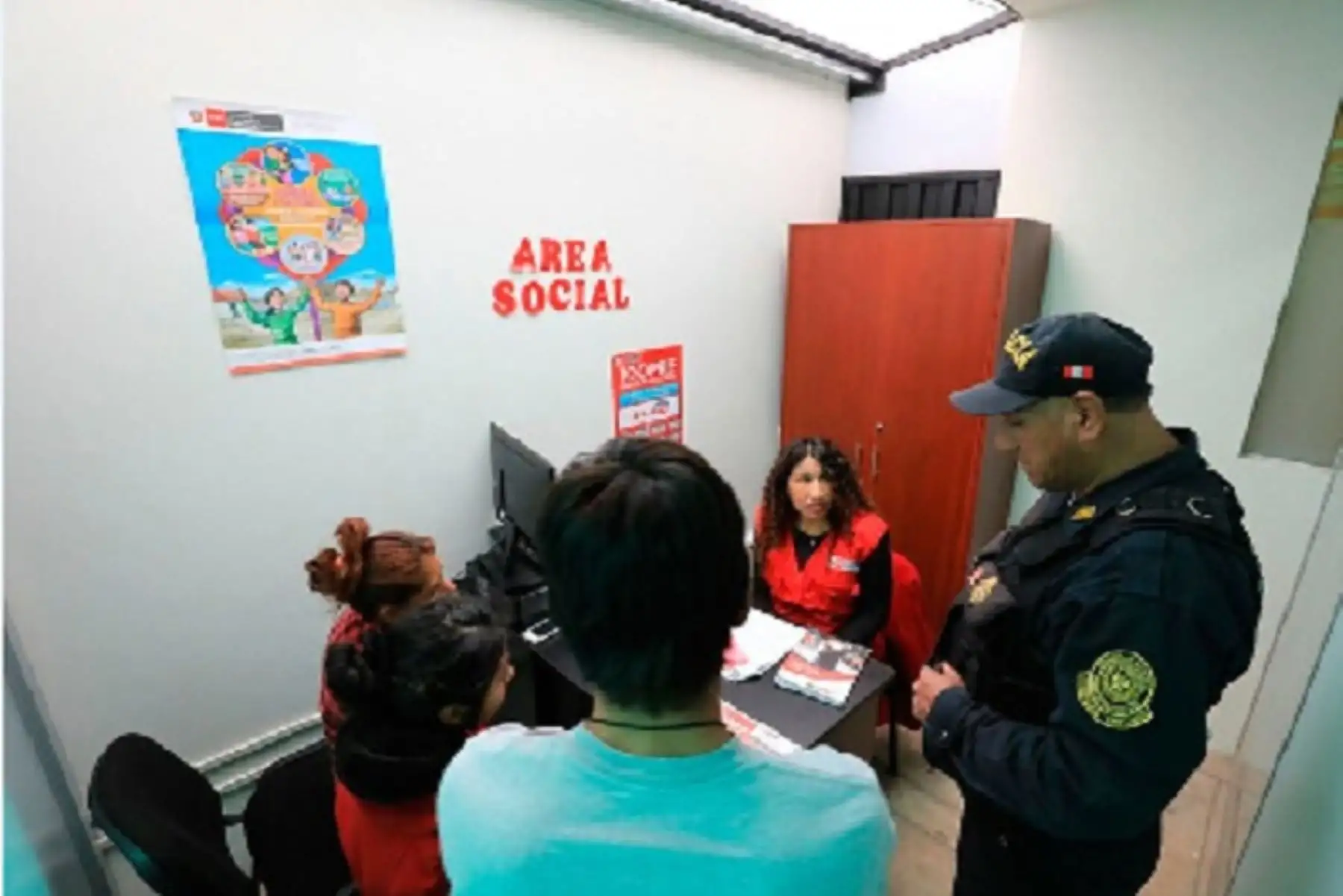 Dentro de las acciones preventivas se difundió microprogramas radiales para orientar a las mujeres de las zonas rurales a fin de que denuncien y pidan ayuda en las comunidades ante hechos de violencia. En este material también se difundió la Línea 100 como un servicio de atención y orientación ante casos de violencia.