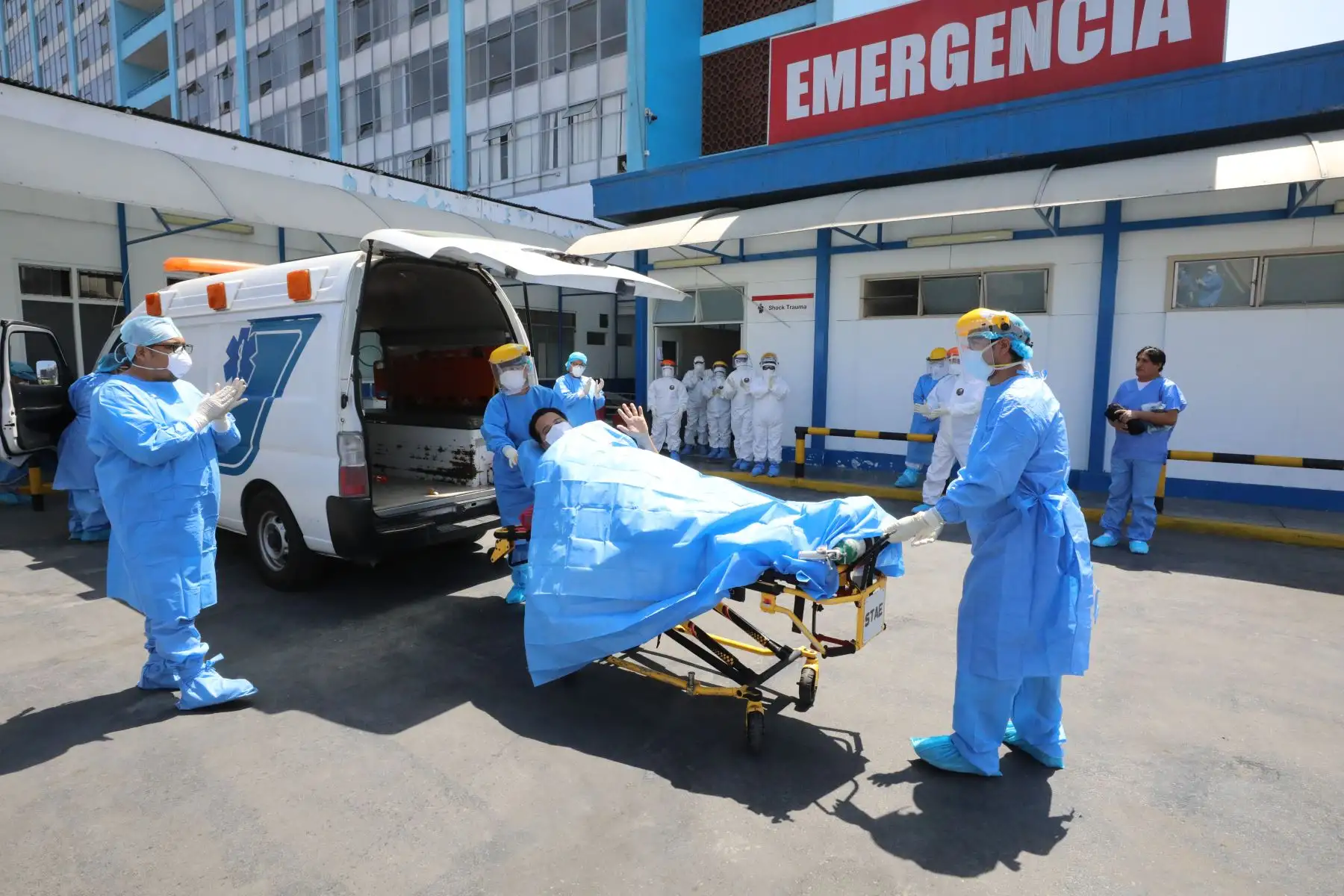 Dos profesionales de la salud contagiados con covid-19, procedentes de Loreto, fueron traídos al hospital Rebagliati. Foto: ANDINA/Difusión