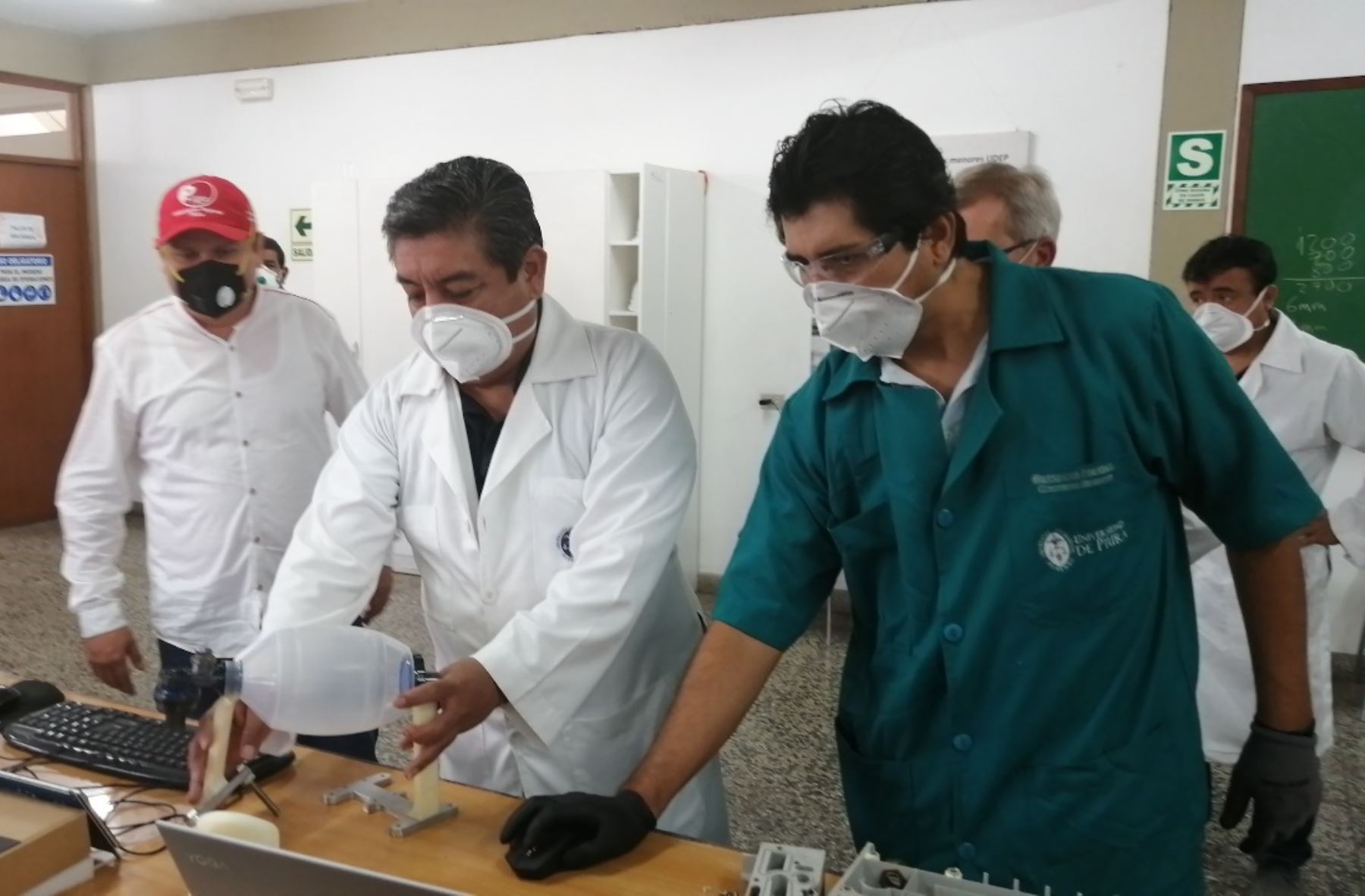 Ingenieros de Universidad de Piura mejoran prototipo de respirador mecánico gracias a sugerencias médicas y esperan culminar equipo para construir otros nueve respiradores.