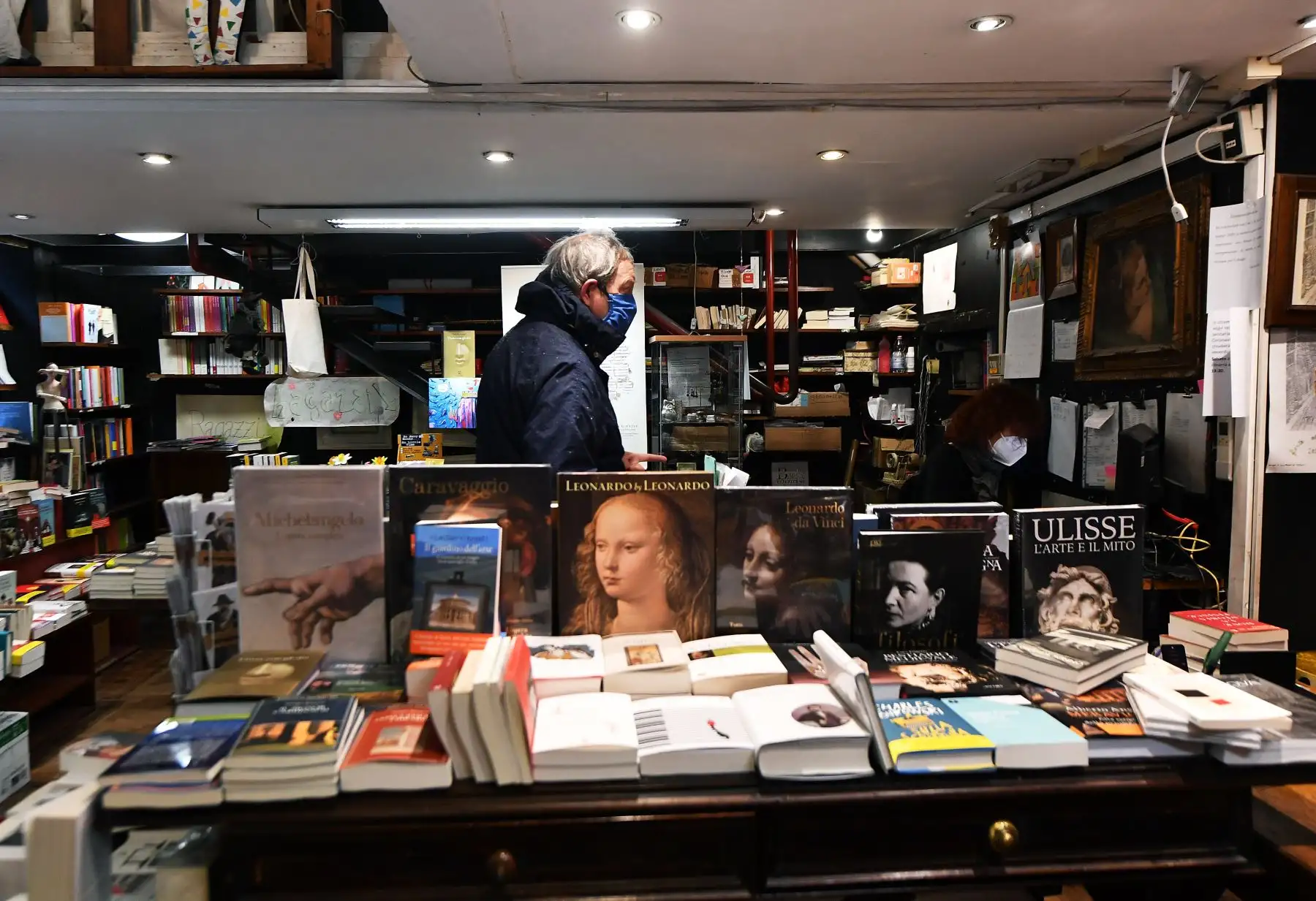 Ciudadanos compran en una librería en Roma después de que el gobierno italiano autorizó la reapertura de ciertas actividades comerciales en medio de la cuarentena destinada a frenar la propagación del coronavirus COVID-19. Foto: AFP