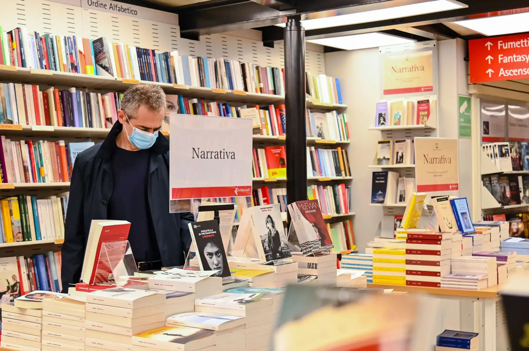 Ciudadanos compran en una librería en Roma después de que el gobierno italiano autorizó la reapertura de ciertas actividades comerciales en medio de la cuarentena destinada a frenar la propagación del coronavirus COVID-19. Foto: AFP