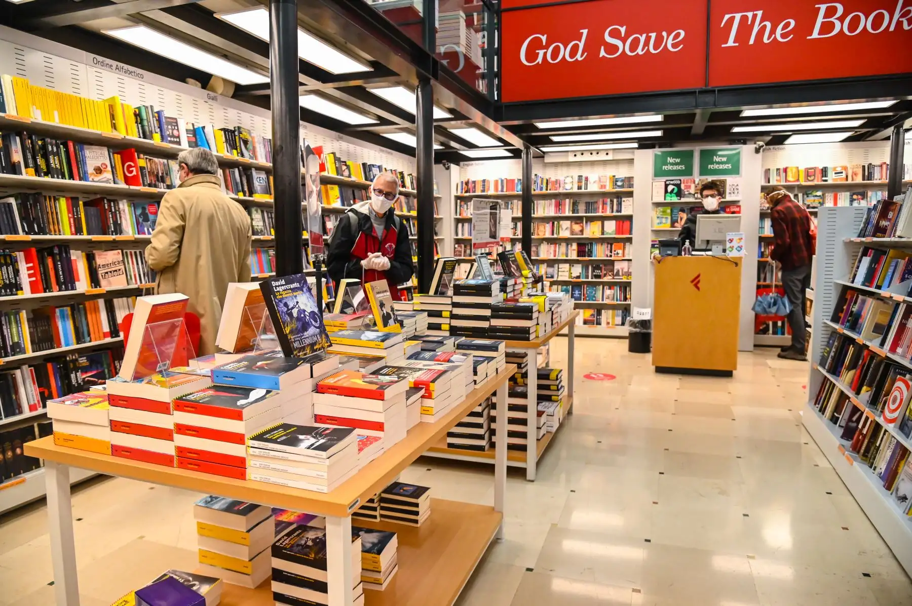 Ciudadanos compran en una librería en Roma después de que el gobierno italiano autorizó la reapertura de ciertas actividades comerciales en medio de la cuarentena destinada a frenar la propagación del coronavirus COVID-19. Foto: AFP