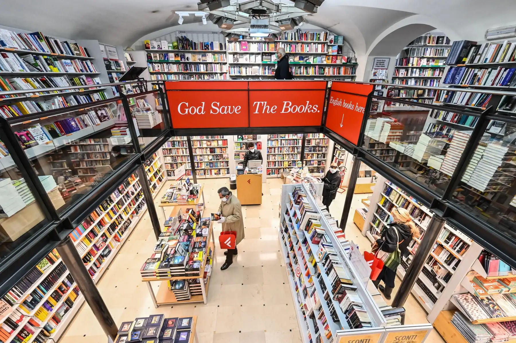 Ciudadanos compran en una librería en Roma después de que el gobierno italiano autorizó la reapertura de ciertas actividades comerciales en medio de la cuarentena destinada a frenar la propagación del coronavirus COVID-19. Foto: AFP