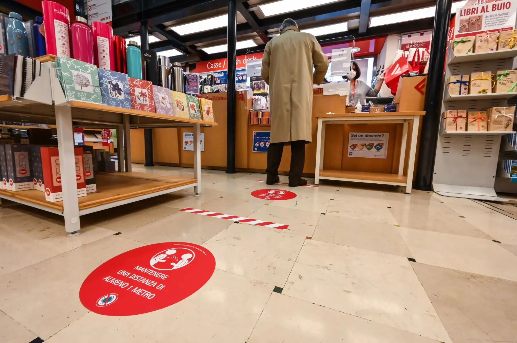 Ciudadanos compran en una librería en Roma después de que el gobierno italiano autorizó la reapertura de ciertas actividades comerciales en medio de la cuarentena destinada a frenar la propagación del coronavirus COVID-19. Foto: AFP