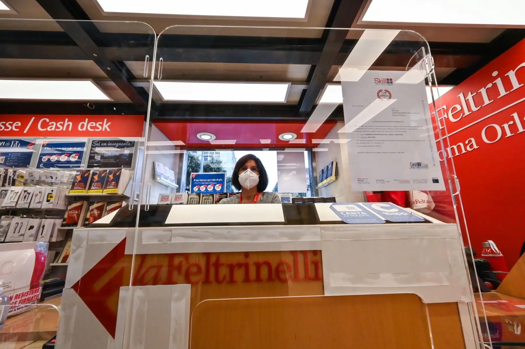 Ciudadanos compran en una librería en Roma después de que el gobierno italiano autorizó la reapertura de ciertas actividades comerciales en medio de la cuarentena destinada a frenar la propagación del coronavirus COVID-19. Foto: AFP