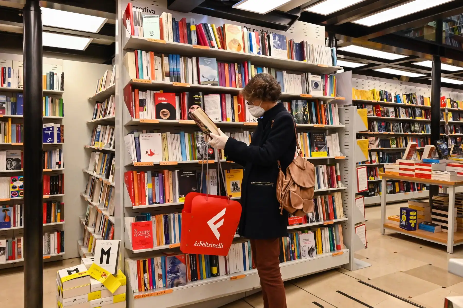 Ciudadanos compran en una librería en Roma después de que el gobierno italiano autorizó la reapertura de ciertas actividades comerciales en medio de la cuarentena destinada a frenar la propagación del coronavirus COVID-19. Foto: AFP