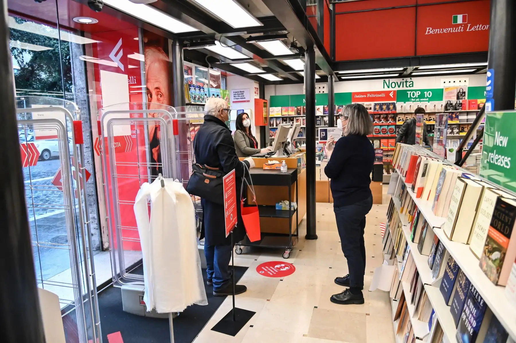 Ciudadanos compran en una librería en Roma después de que el gobierno italiano autorizó la reapertura de ciertas actividades comerciales en medio de la cuarentena destinada a frenar la propagación del coronavirus COVID-19. Foto: AFP