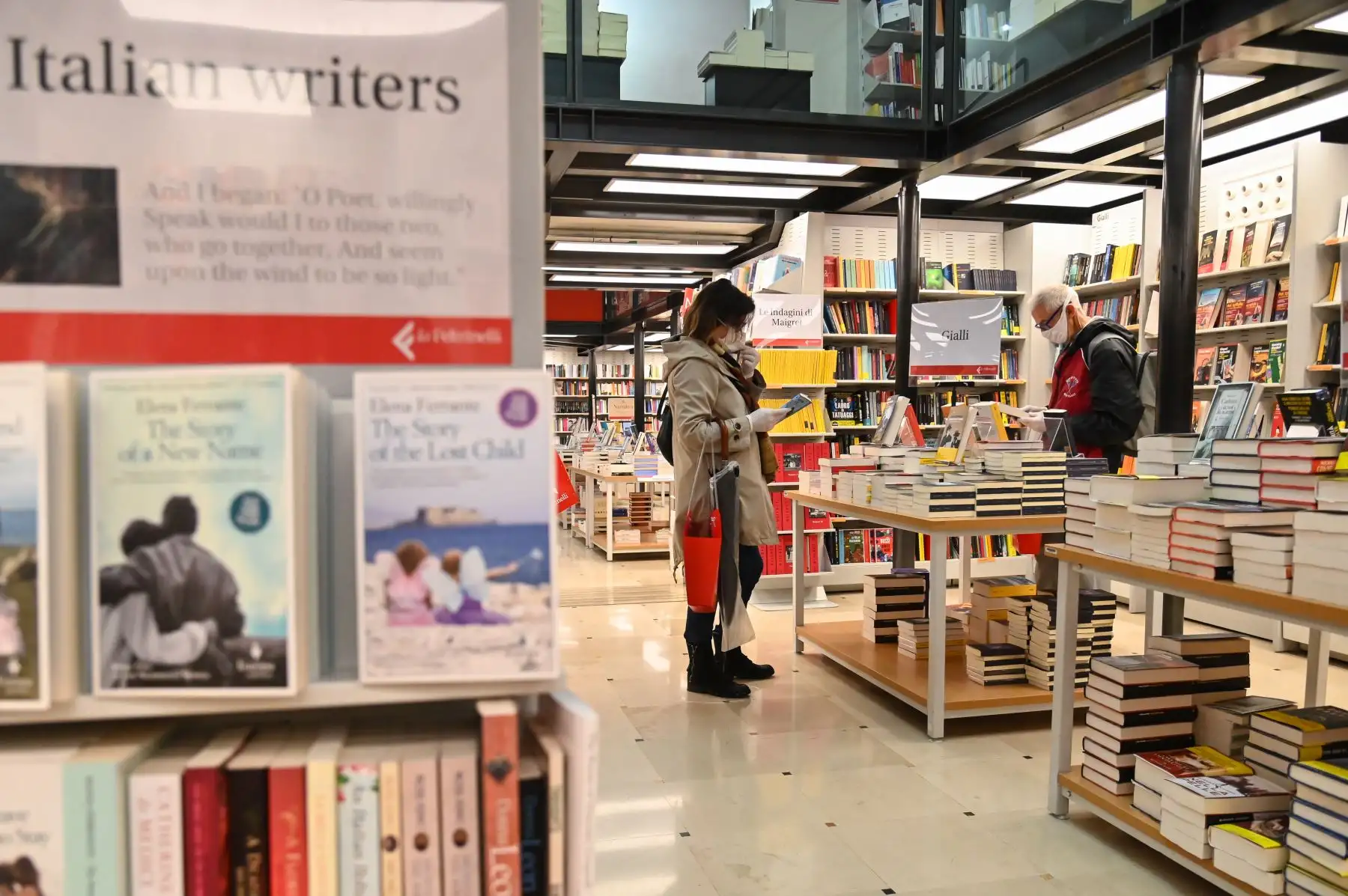 Ciudadanos compran en una librería en Roma después de que el gobierno italiano autorizó la reapertura de ciertas actividades comerciales en medio de la cuarentena destinada a frenar la propagación del coronavirus COVID-19. Foto: AFP