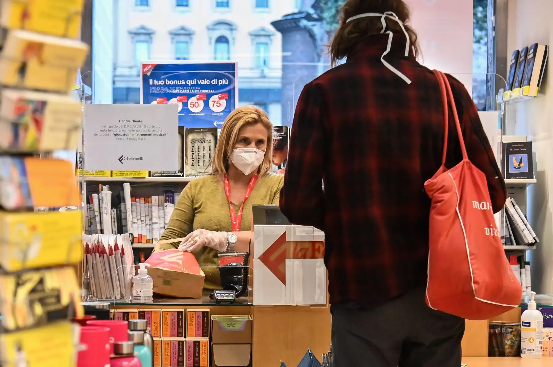 Ciudadanos compran en una librería en Roma después de que el gobierno italiano autorizó la reapertura de ciertas actividades comerciales en medio de la cuarentena destinada a frenar la propagación del coronavirus COVID-19. Foto: AFP
