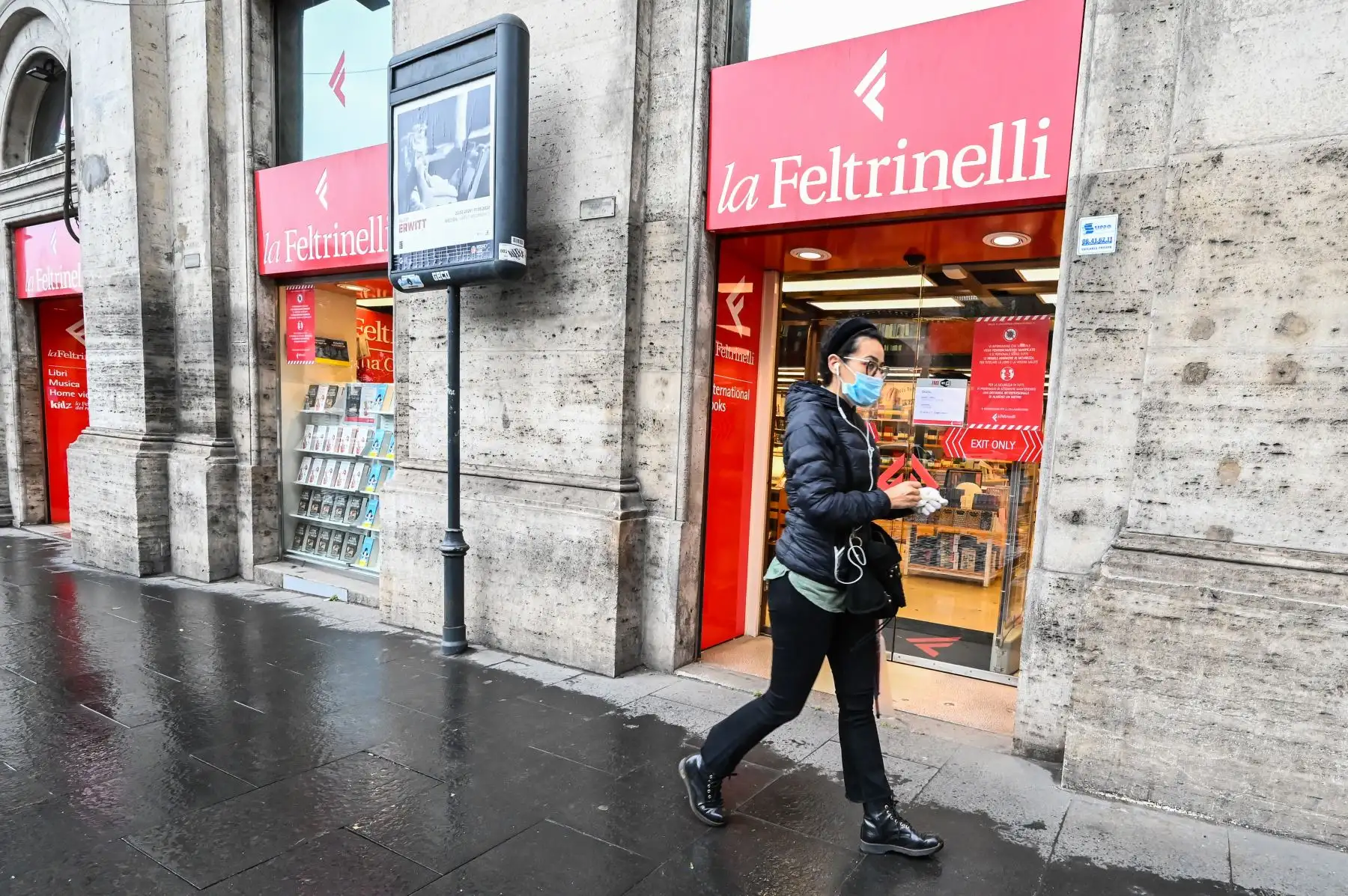 Ciudadanos compran en una librería en Roma después de que el gobierno italiano autorizó la reapertura de ciertas actividades comerciales en medio de la cuarentena destinada a frenar la propagación del coronavirus COVID-19. Foto: AFP