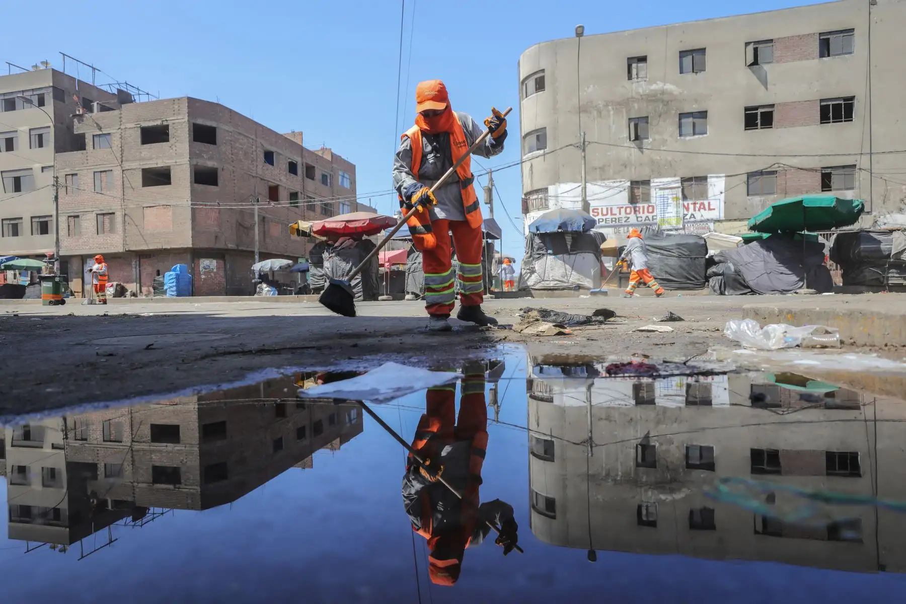 Municipalidad de Lima realiza limpieza y desinfección de la Avenida 28 de Julio. Foto: ANDINA/Municipalidad de Lima