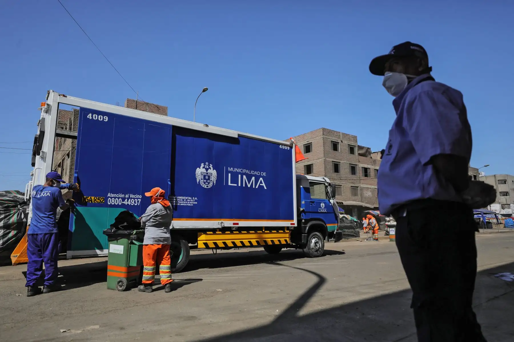 Municipalidad de Lima realiza limpieza y desinfección de la Avenida 28 de Julio. Foto: ANDINA/Municipalidad de Lima