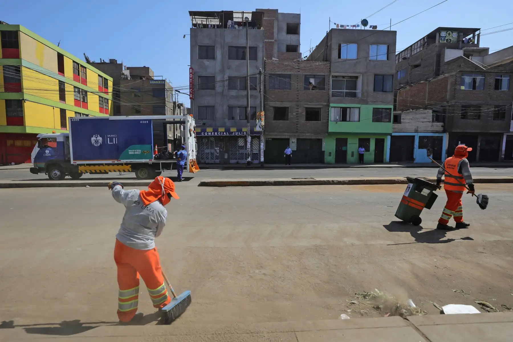 Municipalidad de Lima realiza limpieza y desinfección de la Avenida 28 de Julio. Foto: ANDINA/Municipalidad de Lima