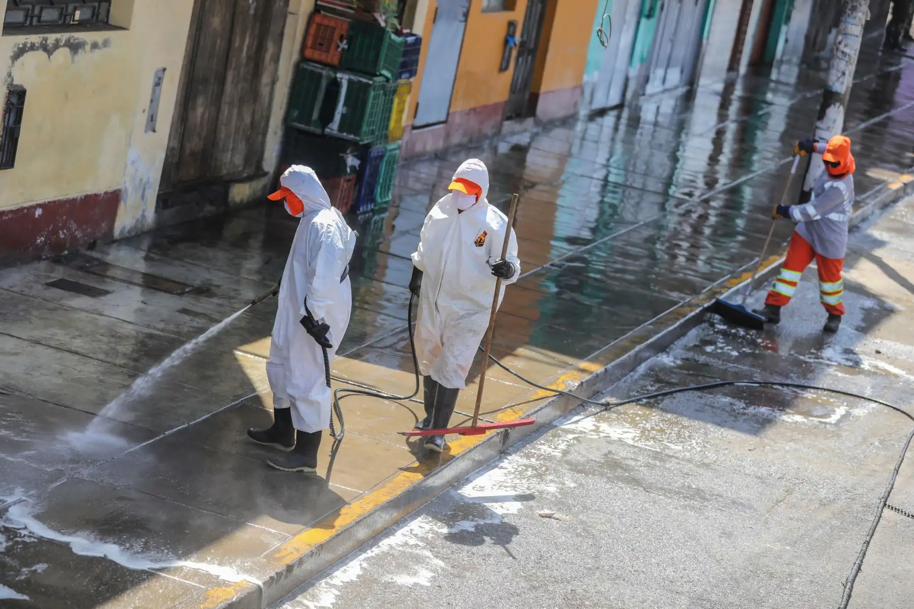 Municipalidad de Lima realiza limpieza y desinfección de la Avenida 28 de Julio. Foto: ANDINA/Municipalidad de Lima