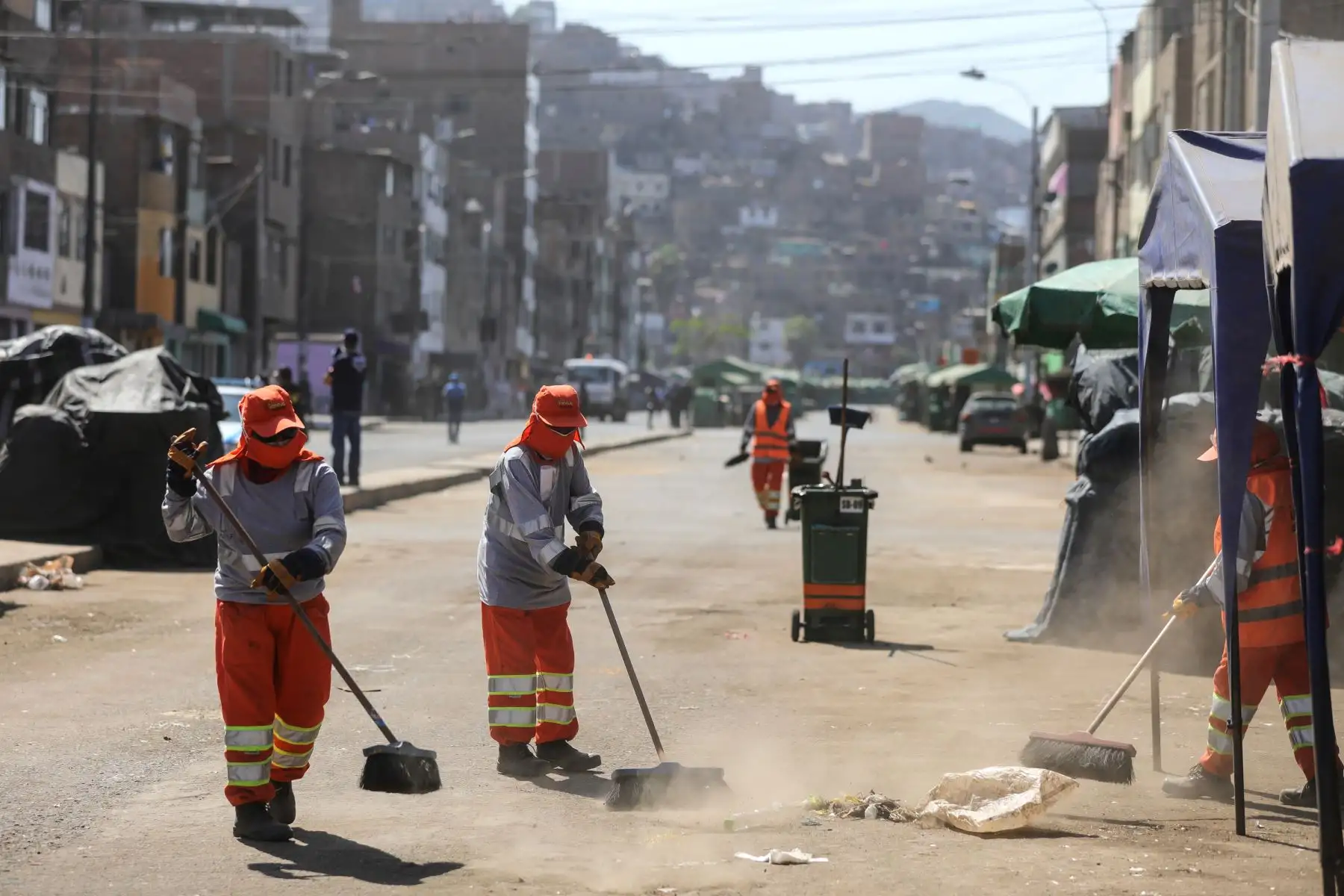 Municipalidad de Lima realiza limpieza y desinfección de la Avenida 28 de Julio. Foto: ANDINA/Municipalidad de Lima