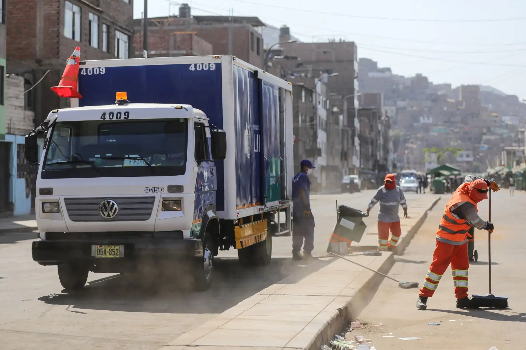Municipalidad de Lima realiza limpieza y desinfección de la Avenida 28 de Julio. Foto: ANDINA/Municipalidad de Lima