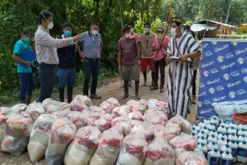 Funcionarios del Gobierno Regional de Pasco entregaron alimentos y frazadas a la comunidad nativa Yanesha que controla las 24 horas del día la vía que une Constitución, Puerto Bermúdez, Iscozacín y Palcazú,