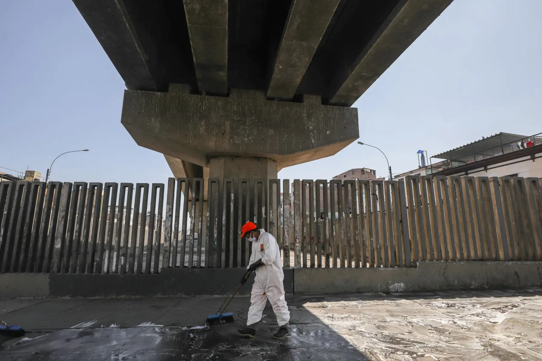 Municipalidad de Lima realiza limpieza y desinfección de la Avenida 28 de Julio. Foto: ANDINA/Municipalidad de Lima