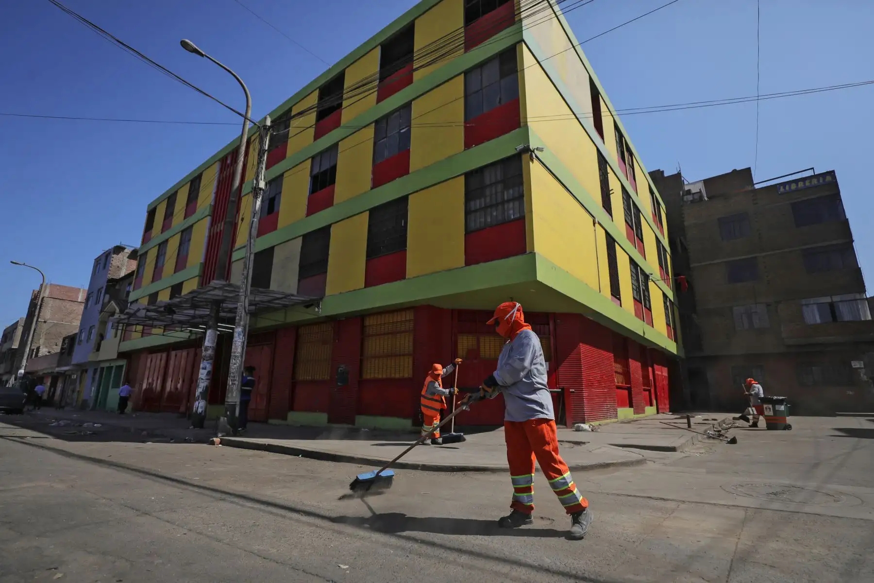 Municipalidad de Lima realiza limpieza y desinfección de la Avenida 28 de Julio. Foto: ANDINA/Municipalidad de Lima