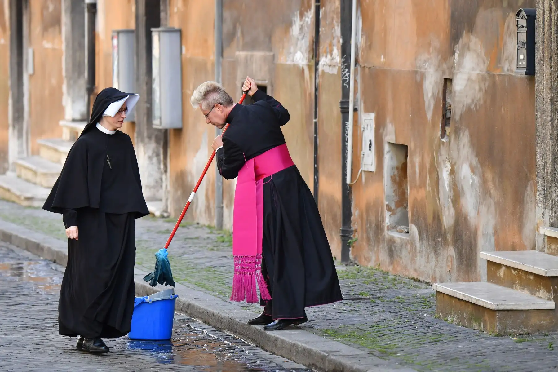 El obispo Josef Bart limpió la calle frente a la iglesia de Santo Spirito en Sassia antes de la llegada del Papa Francisco para la Santa Misa en la Divina Misericordia con las puertas cerradas debido a las reglas de distanciamiento social impuestas por el estado de emergencia en medio del nuevo coronavirus COVID- 19 pandemia, el 19 de abril de 2020, en Roma. Foto: AFP