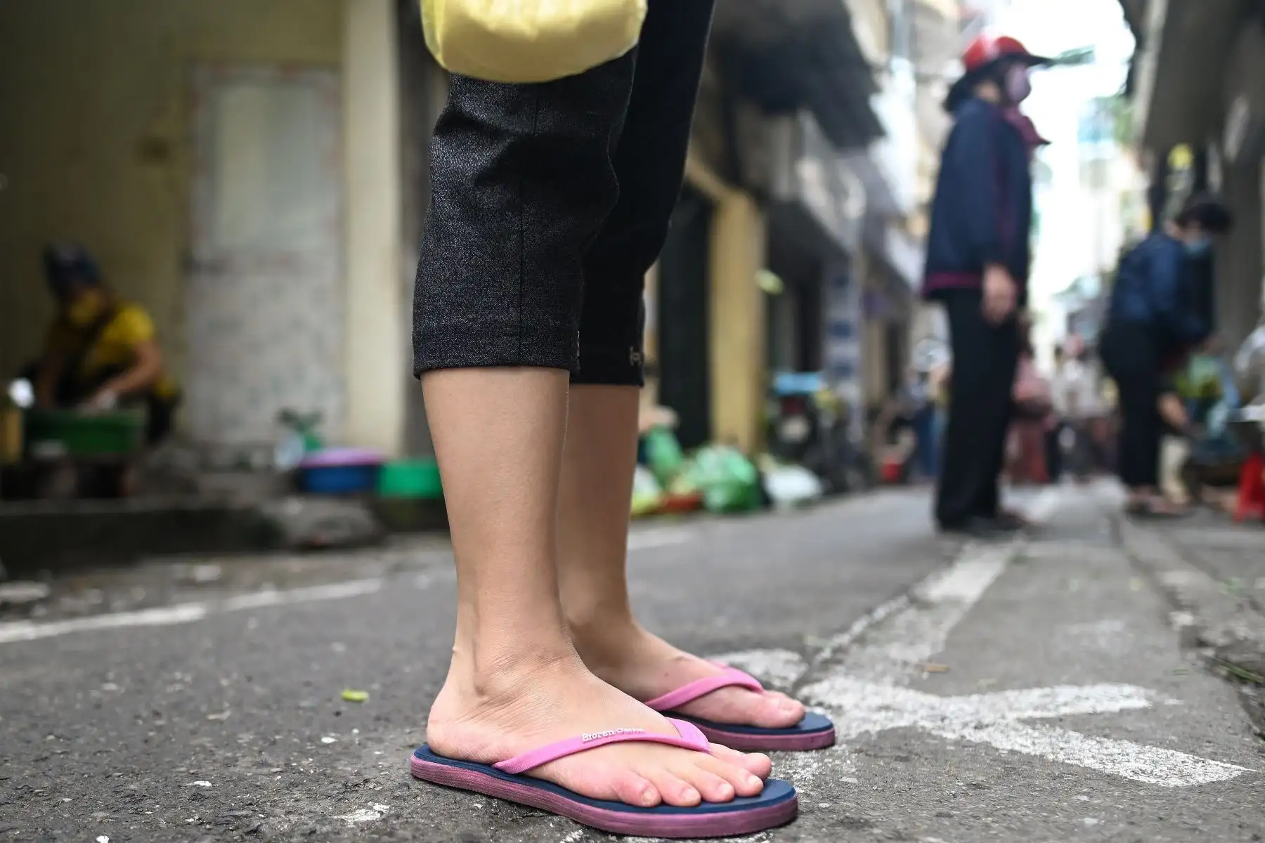 Los residentes practican el distanciamiento social mientras compran detrás de una línea como medida preventiva contra la propagación del coronavirus COVID-19, en un mercado en Hanoi el 19 de abril de 2020. Foto: AFP