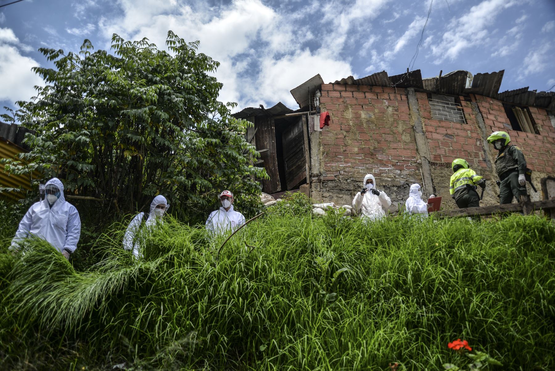 Los trabajadores de la alcaldía de Bogotá usan trajes protectores para evitar infectarse con COVID-19 mientras realizan un censo en el vecindario de Egipto en Bogotá el 19 de abril de 2020 para saber cuántas familias deben recibir alimentos y evitar que se vayan de compras durante la nueva pandemia de coronavirus. Foto: AFP