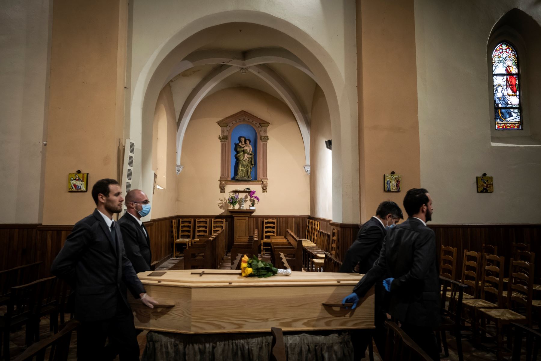 Un grupo de enterradores se paran junto a un ataúd durante una ceremonia fúnebre en una iglesia en Saint-Orens-de-Gameville, cerca de Toulouse, en el sur de Francia, durante la cuarentena destinada a frenar la propagación de la pandemia causada por el nuevo coronavirus. Foto: AFP