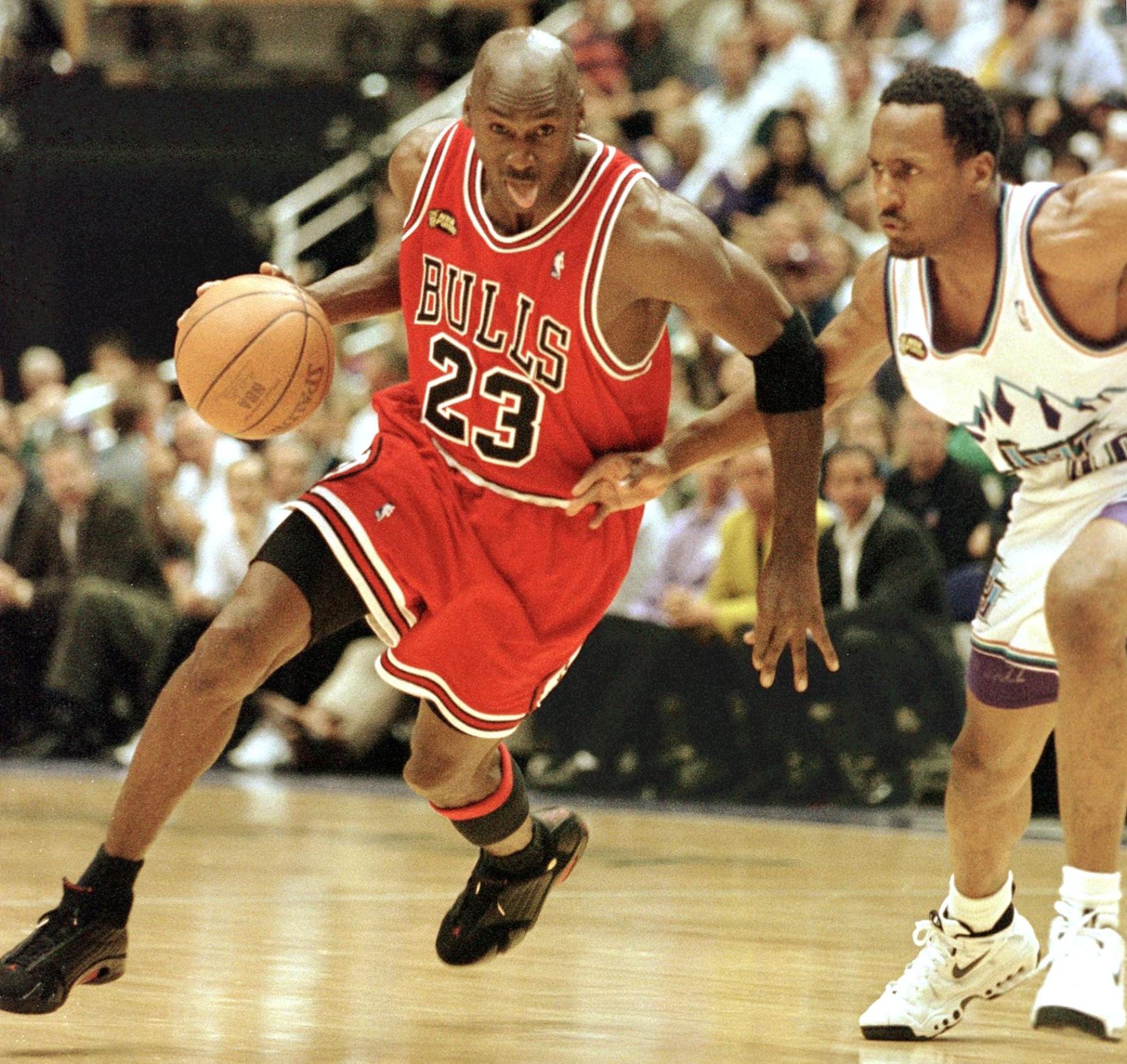 Tras un mes privados de basquetbol por la pandemia de COVID-19, jugadores y aficionados de la NBA vivieron con intensidad los primeros capítulos de "The Last Dance", la serie documental que ofrece una mirada privilegiada a los Chicago Bulls de Michael Jordan.