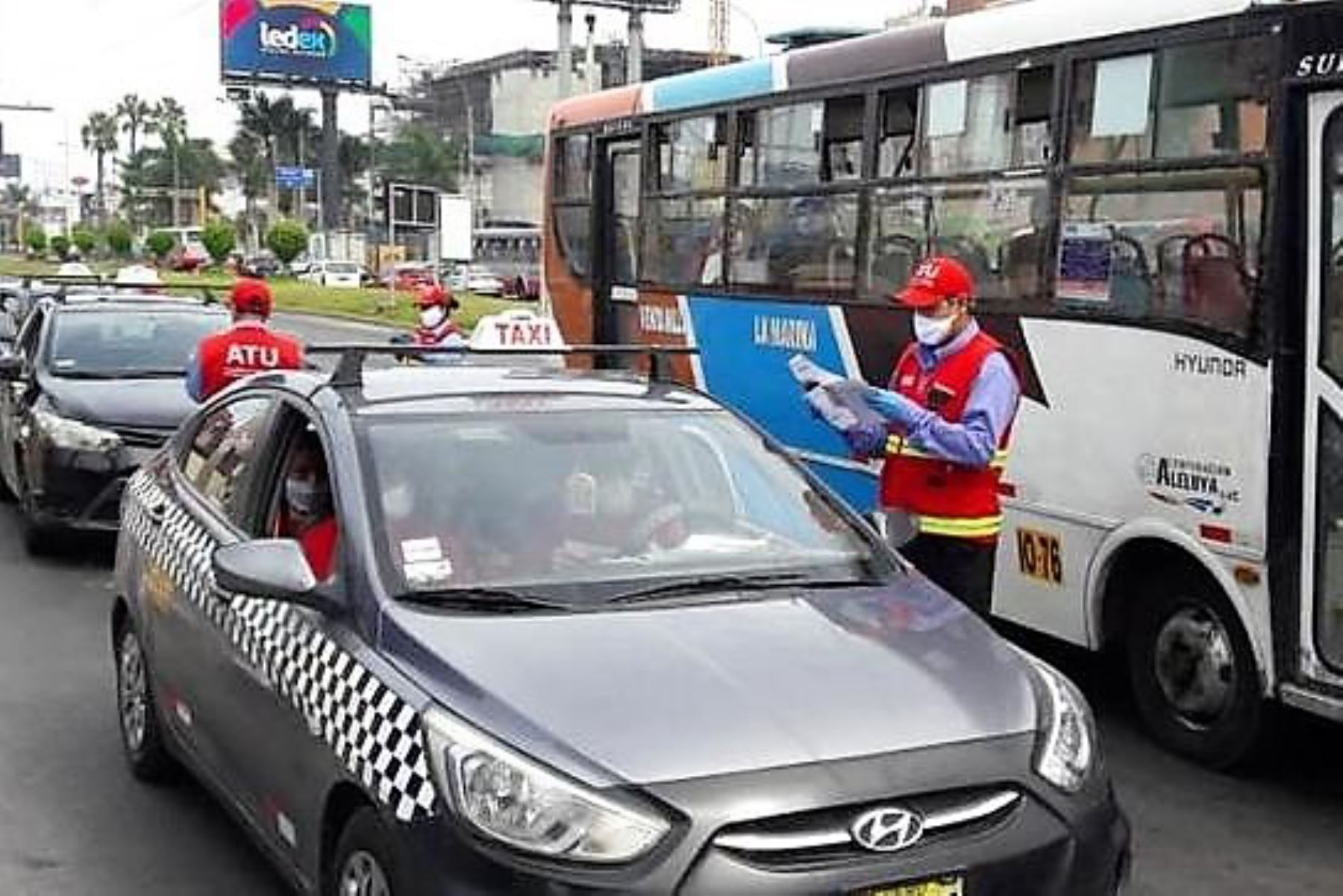 Inspectores de la ATU controlan el servicio de taxis en las principales avenidas de Lima y Callao.