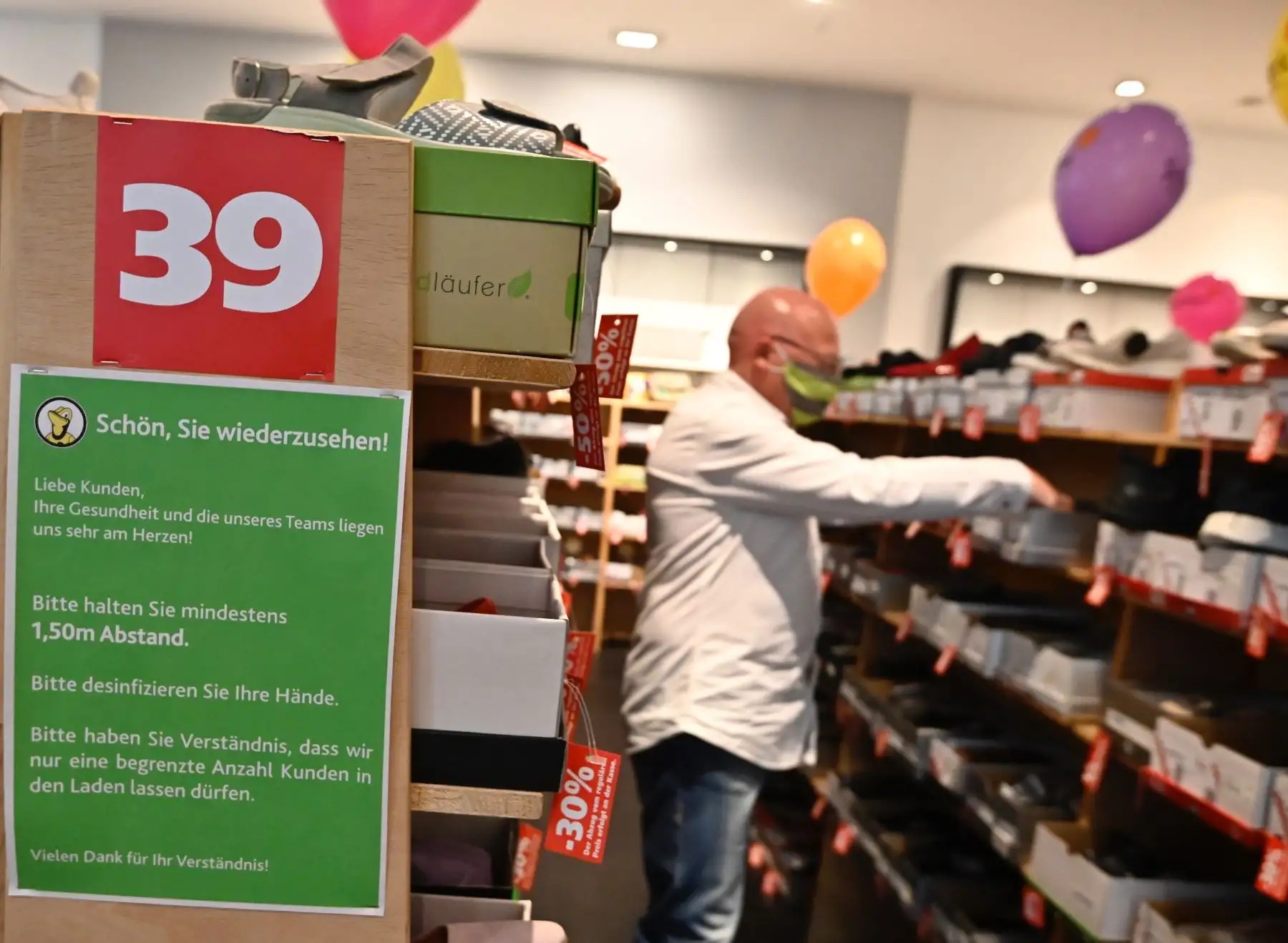Una tienda de zapatos deportivos del centro de Leipzig, Alemania indica en un letrero las reglas de comportamiento dentro de la tienda para prevenir el contagio de coronavirus COVID-19. Foto: AFP