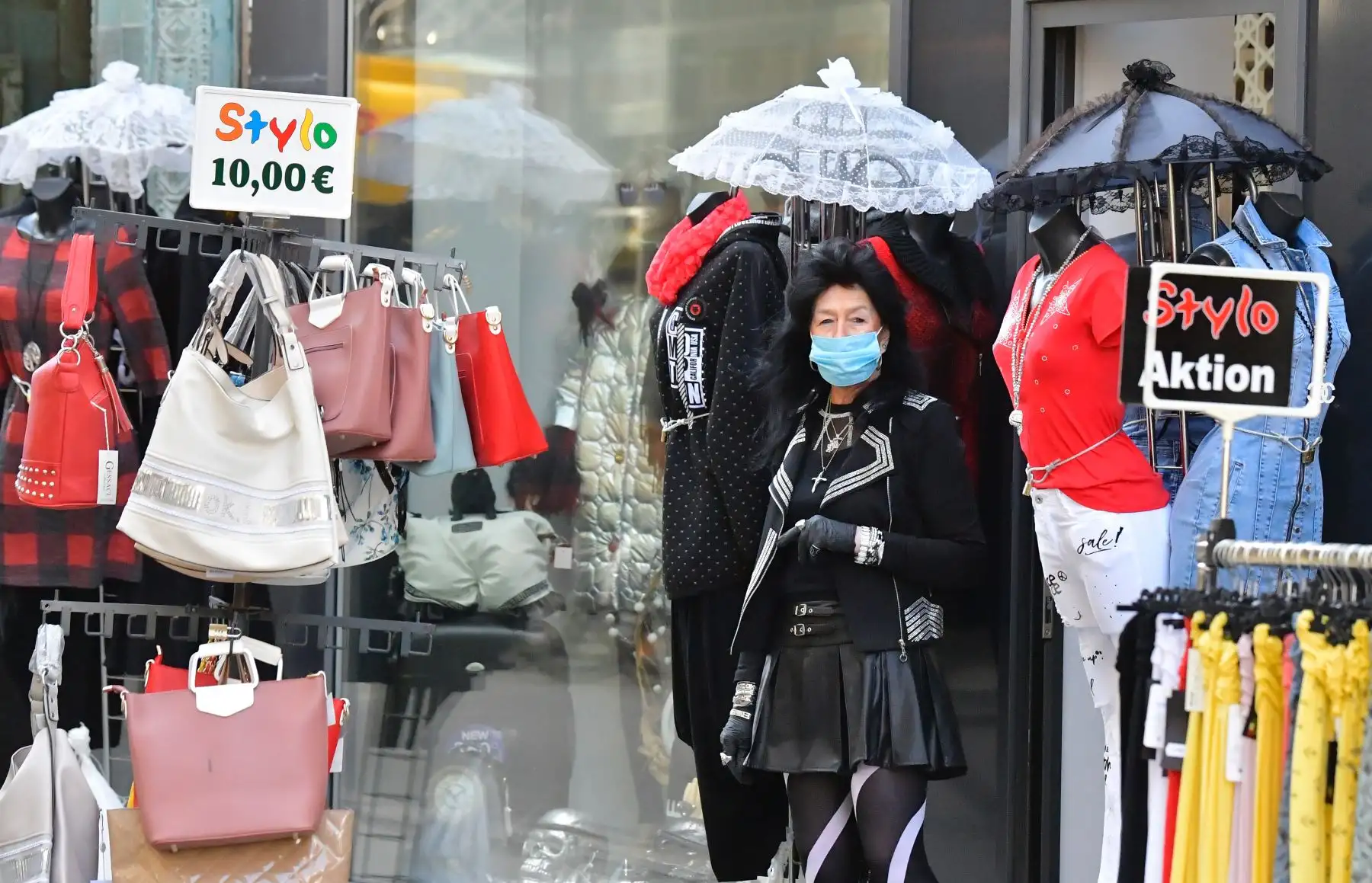 Una mujer con una máscara facial se encuentra frente a una tienda en Leipzig, Alemania oriental, el 20 de abril de 2020, en medio de la nueva pandemia de coronavirus COVID-19. Foto: AFP