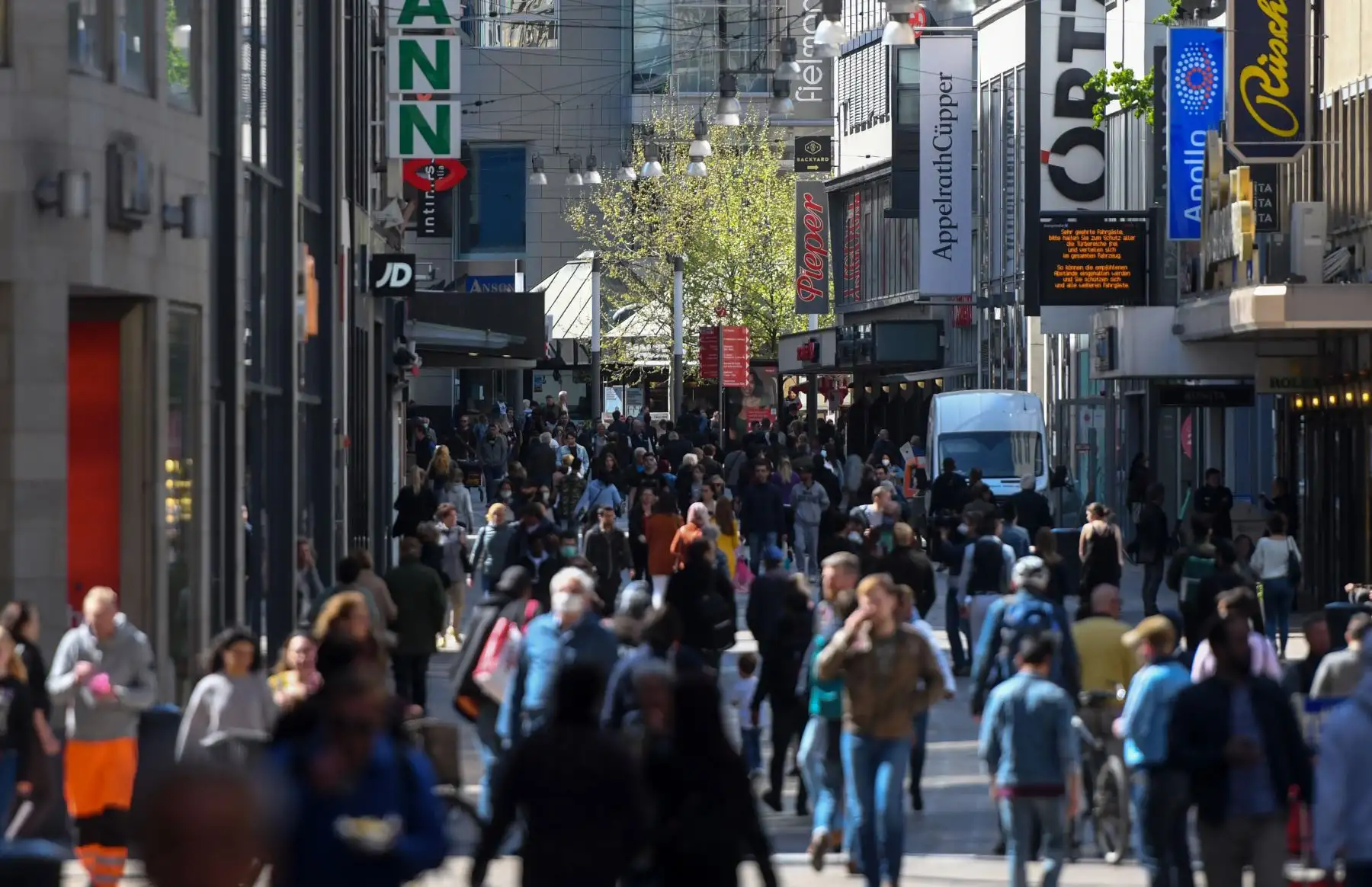 La gente camina por las tiendas en una calle peatonal en Dortmund, Alemania occidental, el 20 de abril de 2020, durante la nueva pandemia de coronavirus COVID-19. Algunas pequeñas tiendas en Alemania reabrieron este lunes cuando el país dio un paso cauteloso para volver a la normalidad. Foto: AFP