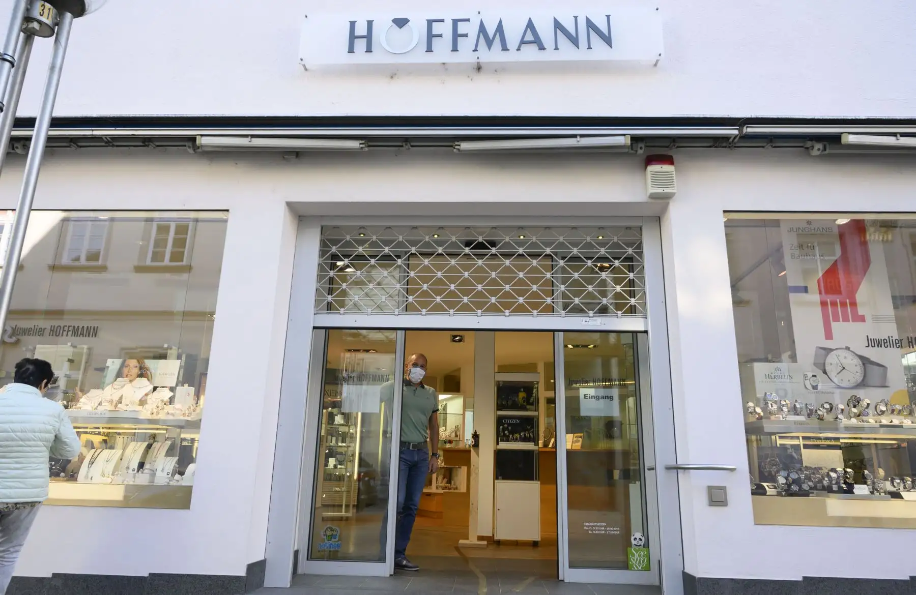 Detlef Hoffmann usa una máscara facial cuando abre la parrilla de su joyería y relojería en Ludwigsburg, sur de Alemania, el 20 de abril de 2020, en medio de la nueva pandemia de coronavirus COVID-19. Foto: AFP