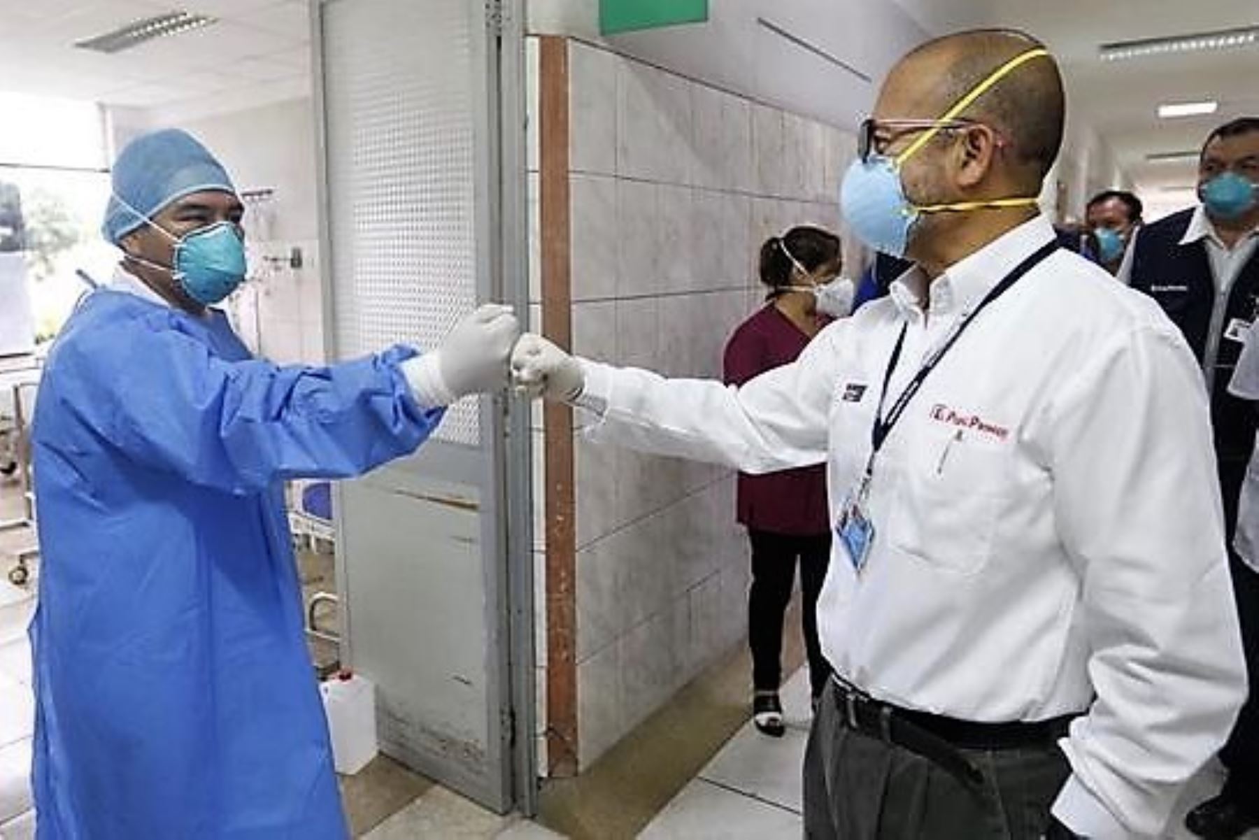 Ministro de Salud, Víctor Zamora, visita un establecimiento cuyo personal lucha en primera línea contra el coronavirus.