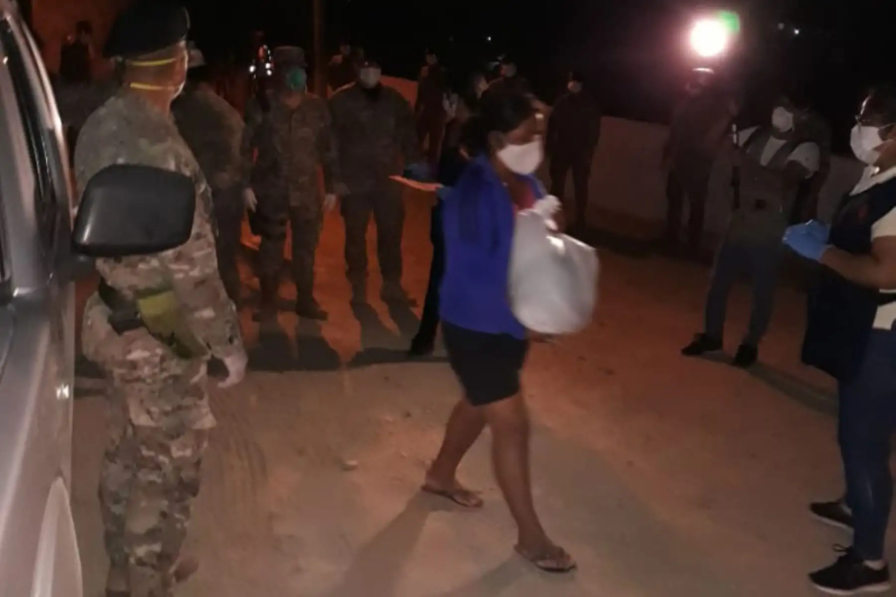 Se inició la entrega de kits de alimentos de la campaña Ayúdanos a Ayudar que promueven las FF.AA.y Caritas del Perú, que  entregaron bolsas de víveres casa por casa a familias vulnerables de San Juan de Lurigancho. Foto: MINDEF