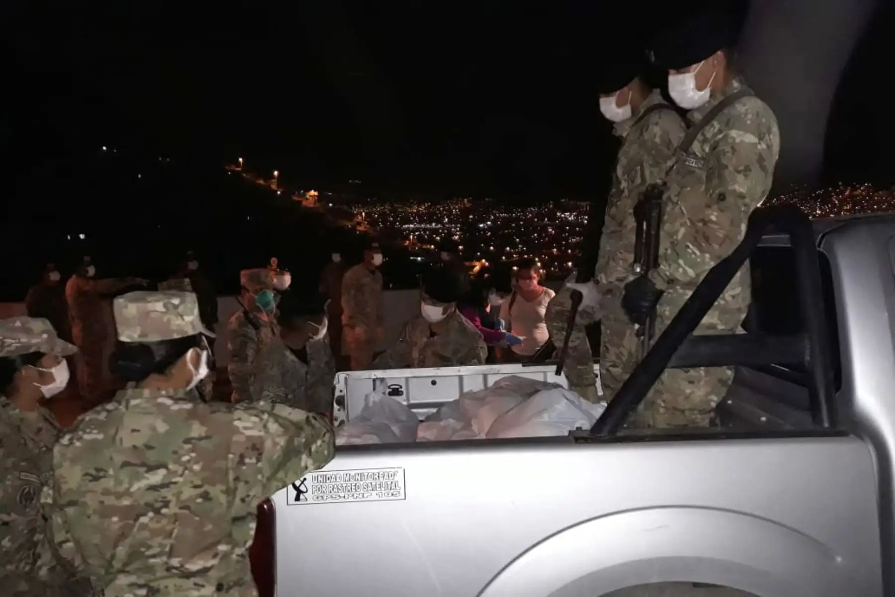 Se inició la entrega de kits de alimentos de la campaña Ayúdanos a Ayudar que promueven las FF.AA.y Caritas del Perú, que  entregaron bolsas de víveres casa por casa a familias vulnerables de San Juan de Lurigancho. Foto: MINDEF
