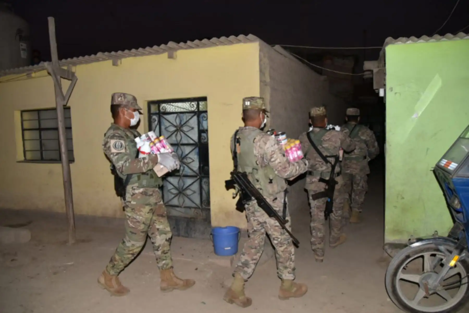 Se inició la entrega de kits de alimentos de la campaña Ayúdanos a Ayudar que promueven las FF.AA.y Caritas del Perú, que  entregaron bolsas de víveres casa por casa a familias vulnerables de San Juan de Lurigancho. Foto: MINDEF