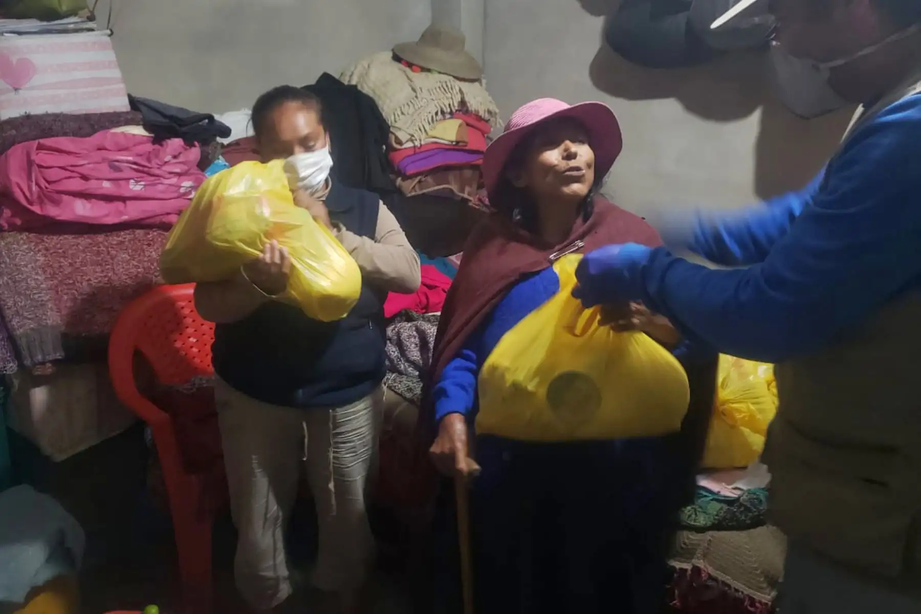 Se inició la entrega de kits de alimentos de la campaña Ayúdanos a Ayudar que promueven las FF.AA.y Caritas del Perú, que  entregaron bolsas de víveres casa por casa a familias vulnerables de San Juan de Lurigancho. Foto: MINDEF