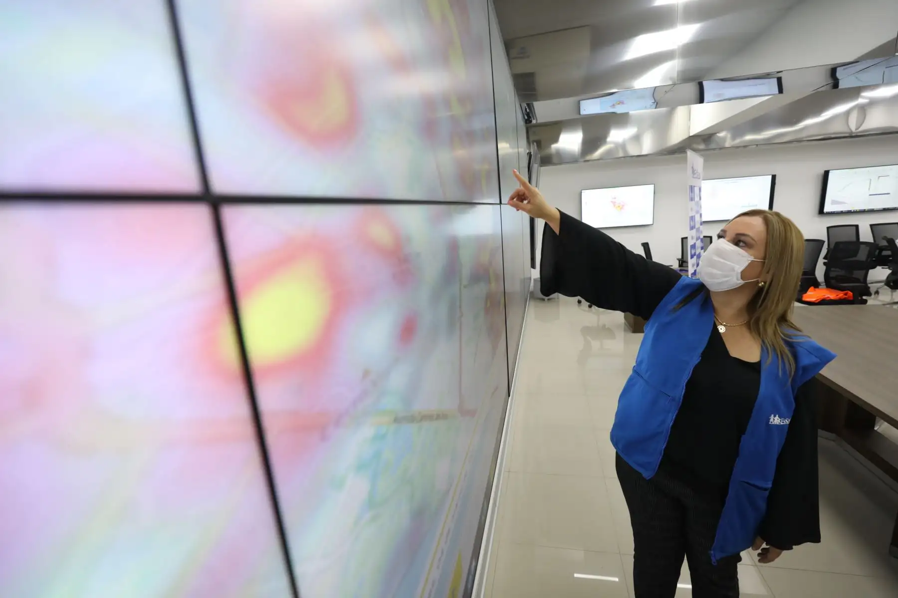 La presidenta ejecutiva de EsSalud, Fiorela Molinelli presenta el  “Mapa del Calor” que permite identificar el avance del Covid-19 en las zonas con alto nivel de contagio en el País.
Foto: EsSalud